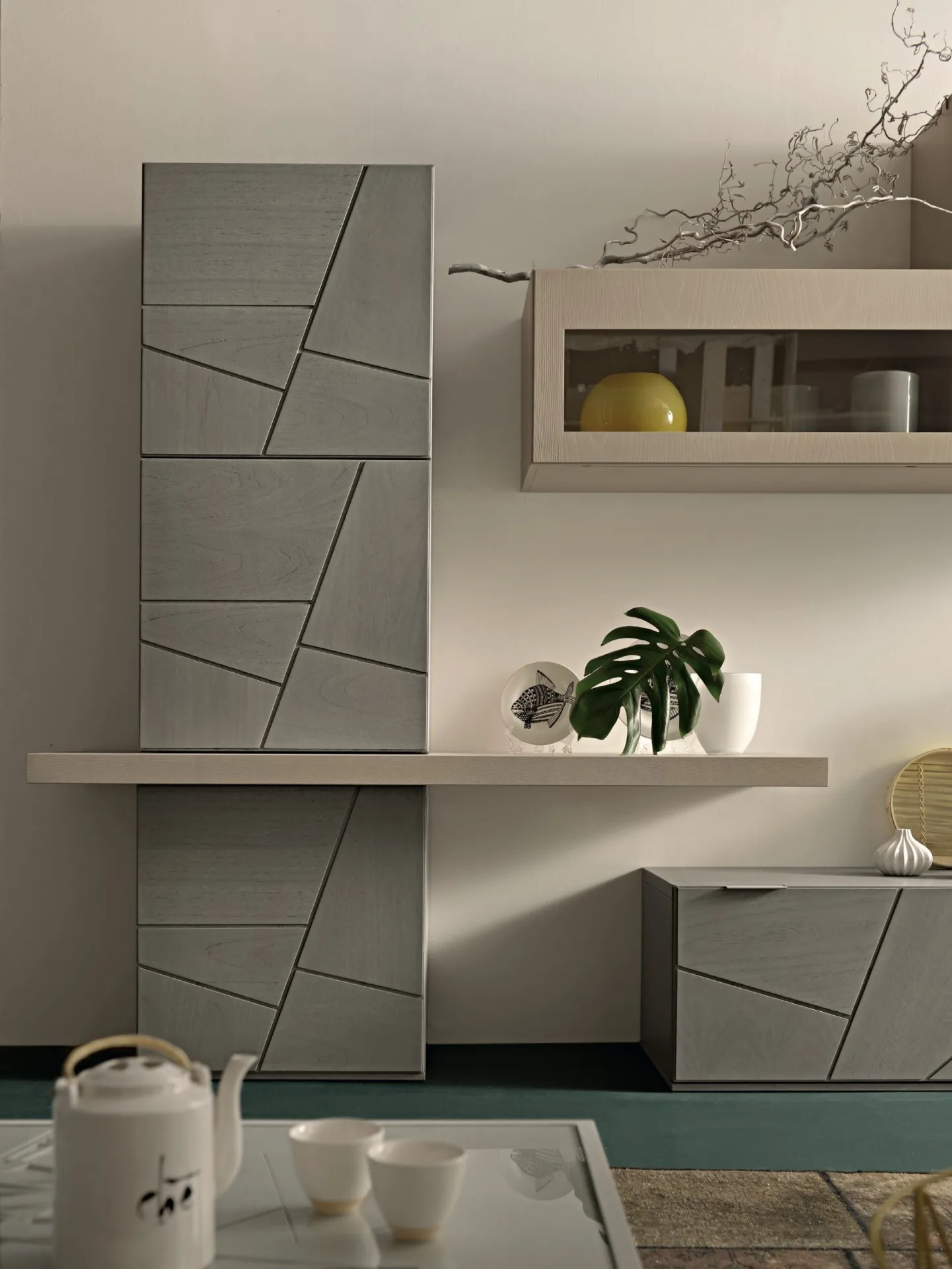 Composizione 112/A Decor Modo 10 con colonna incisa, mensola chiara e basi basse