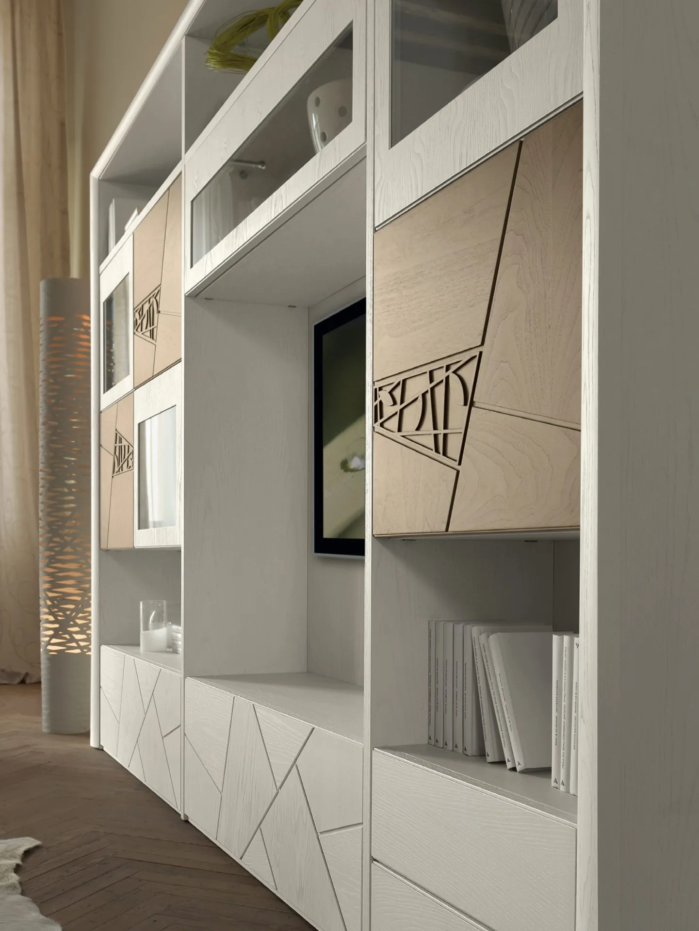Composizione 216 Decor Modo 10 a libreria bianca con ante in noce decorate