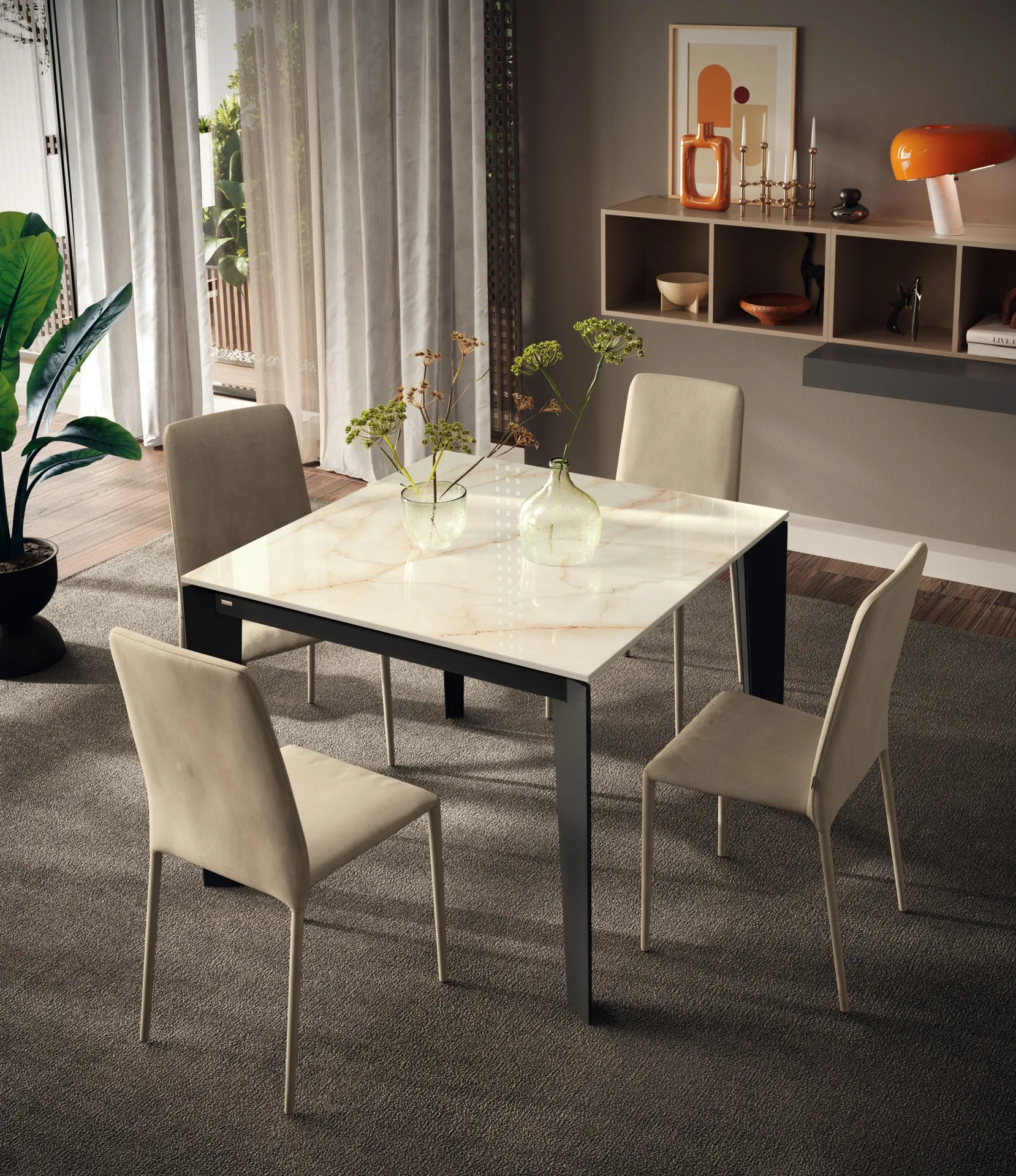 Tavolo Infinity Scavolini in versione compatta con piano chiaro effetto onice e sedie beige