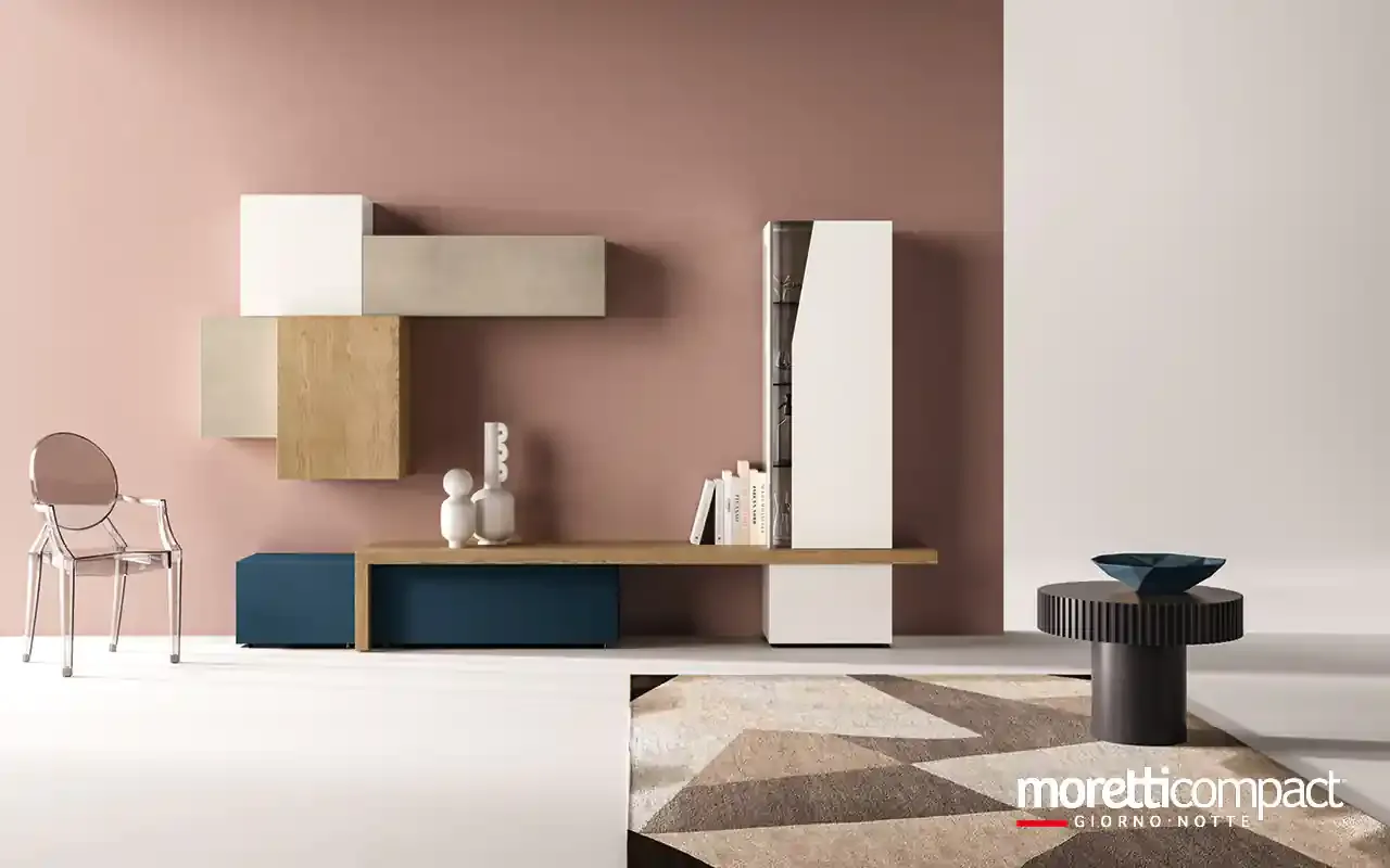 Soggiorno Kosmos KC104 Moretti Compact con pensili sfalsati e base sospesa davanti a una parete rosa