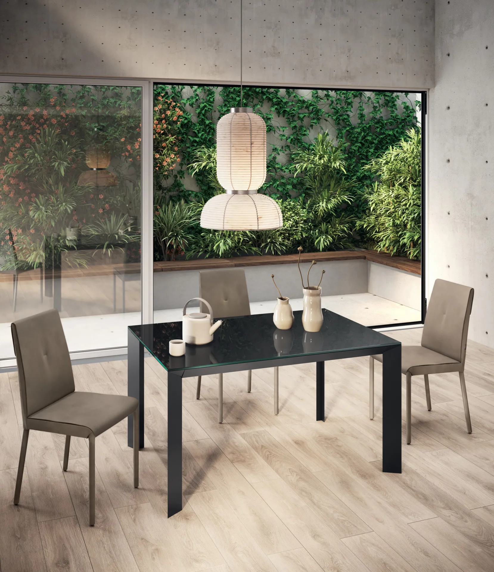 Tavolo Tai Scavolini grigio scuro con sedie imbottite tortora vicino a una vetrata sul giardino
