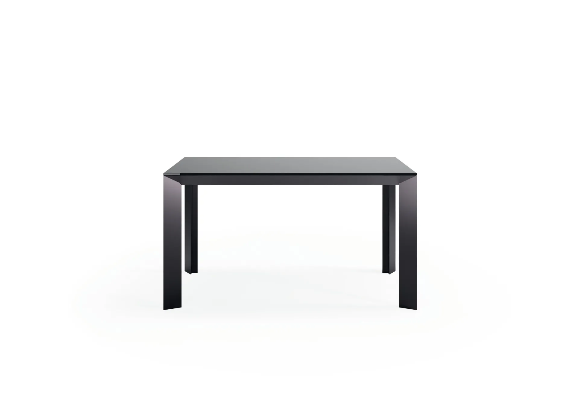 Tavolo Tai Scavolini su fondo bianco, con piano scuro e gambe angolari in alluminio verniciato