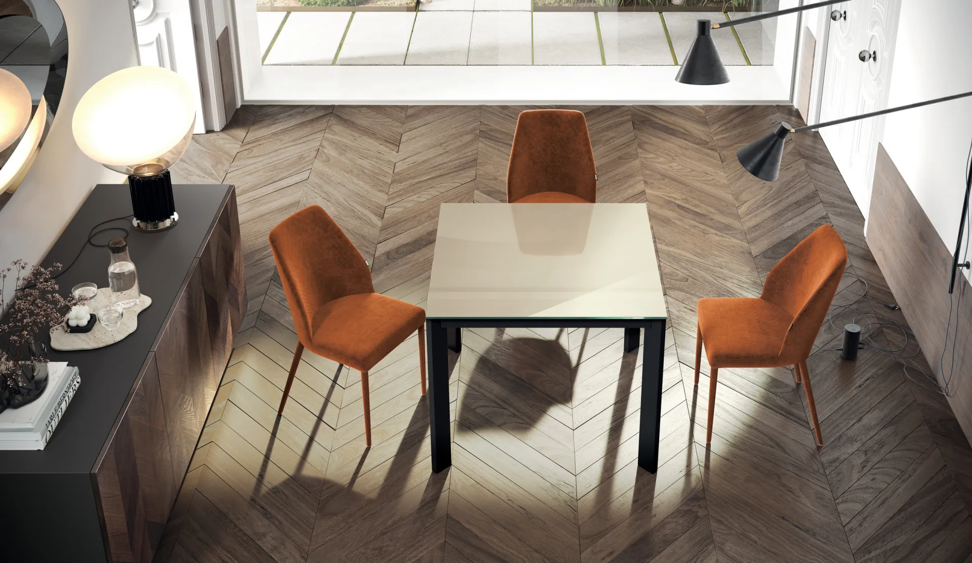Tavolo Space Scavolini quasi quadrato con piano crema e sedie arancioni