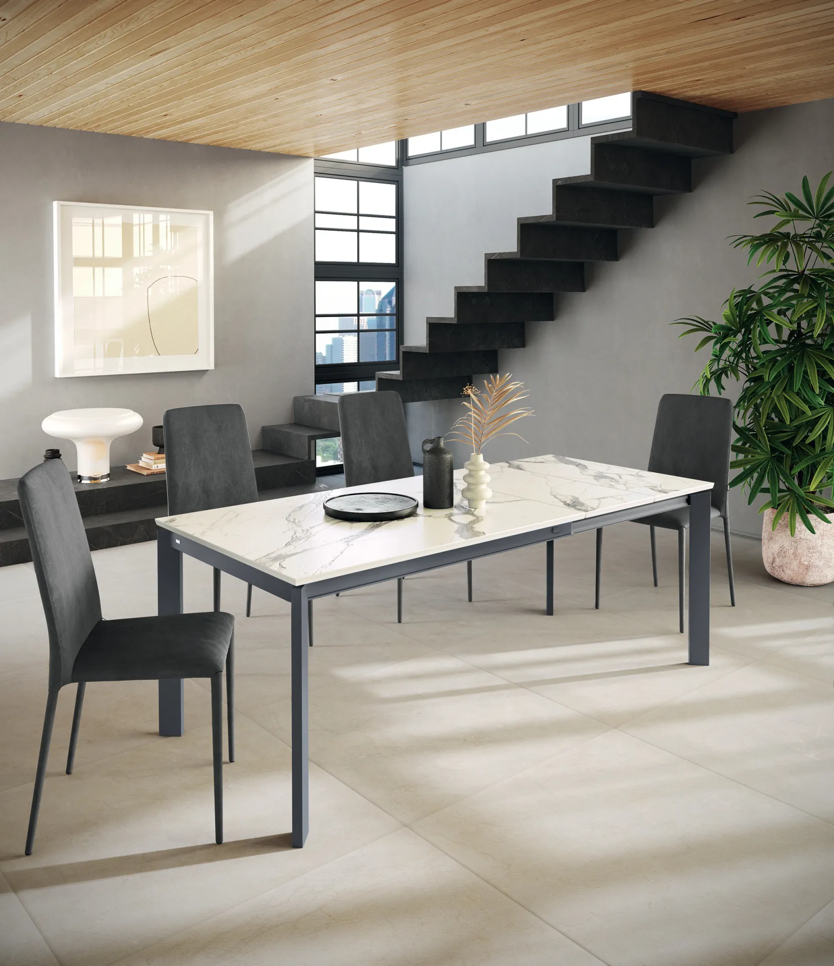 Tavolo Space Scavolini con piano bianco effetto marmo e struttura scura in un soggiorno con scala