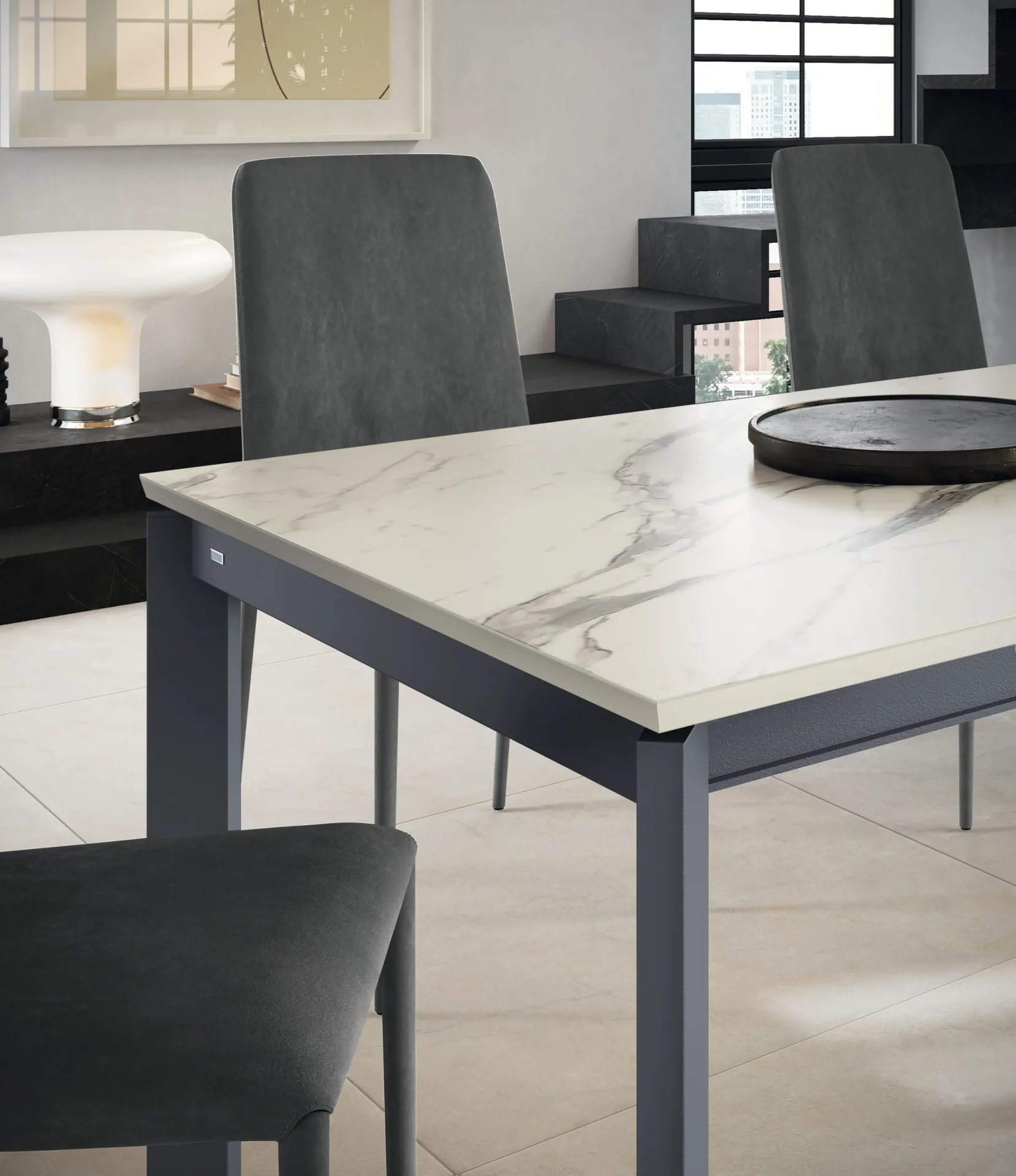 Dettaglio del tavolo Space Scavolini con gamba angolare scura e piano bianco venato