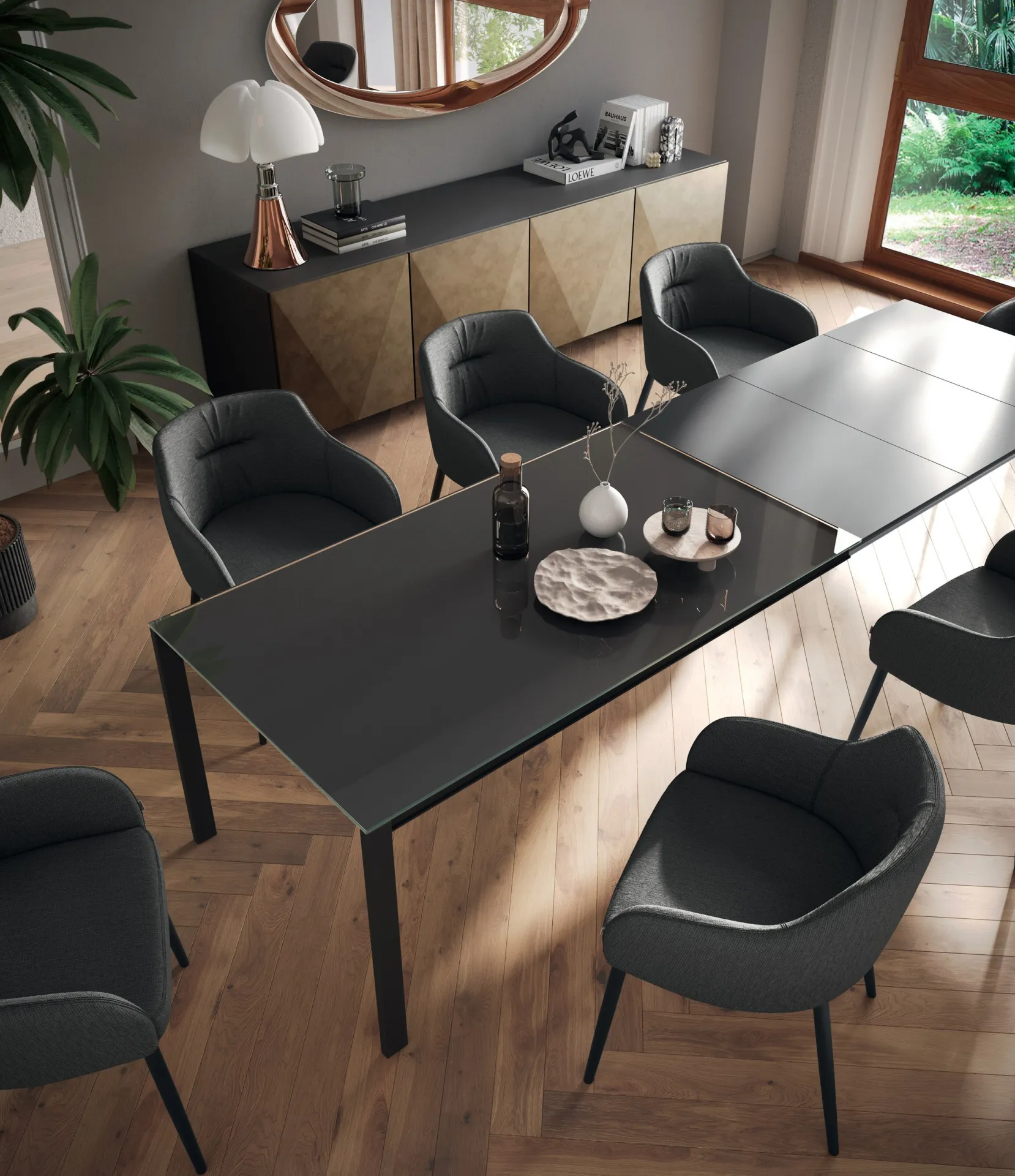 Tavolo Dimension Scavolini aperto con piano antracite e poltroncine nere vicino a una madia