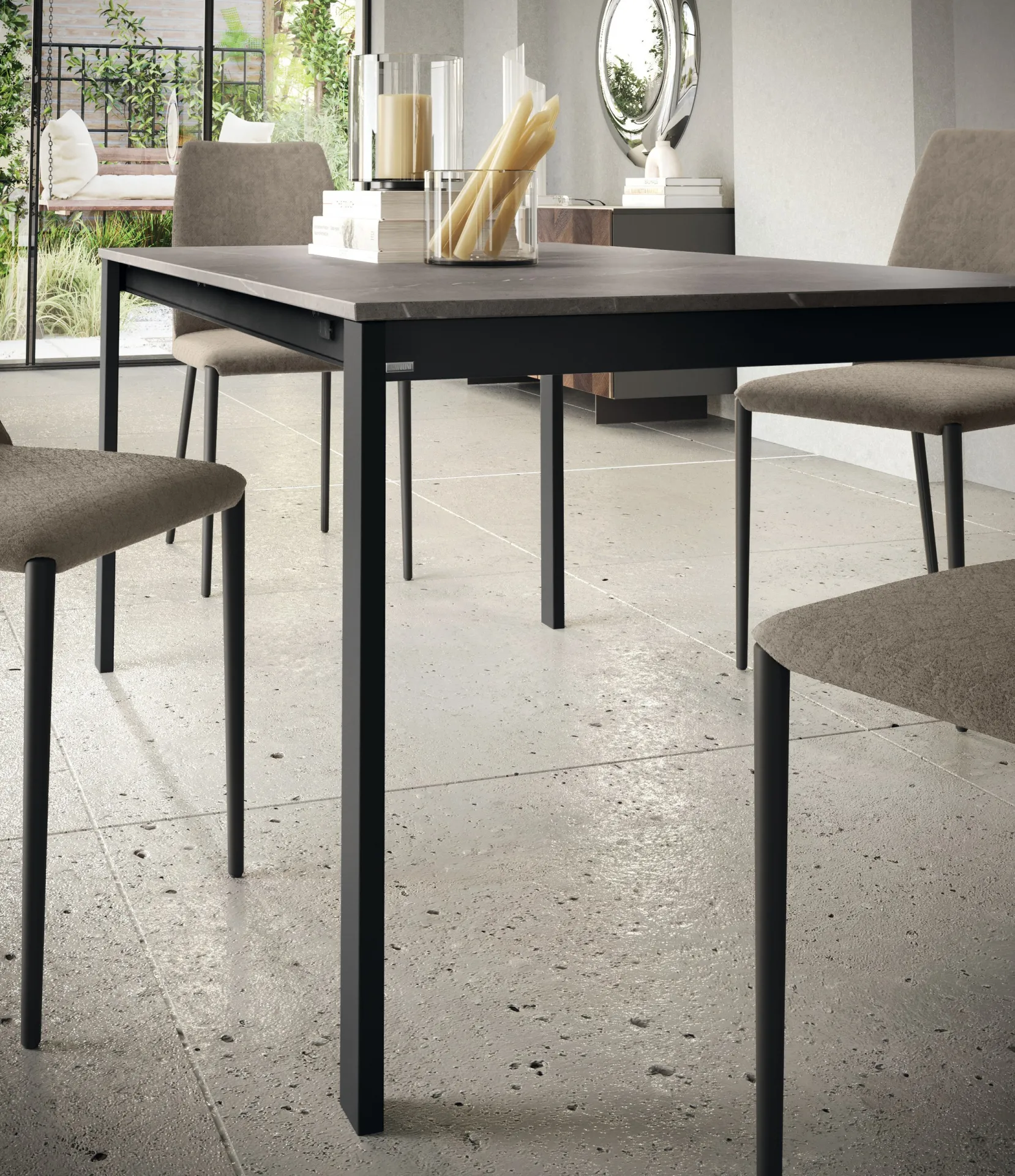 Dettaglio del tavolo Dimension Scavolini con gambe sottili scure e piano effetto pietra