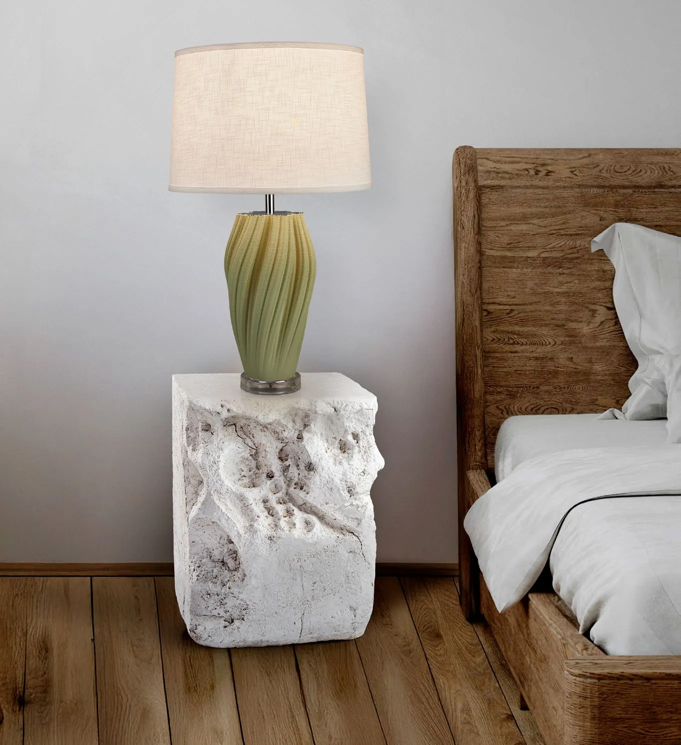 Tavolino Block Schuller bianco effetto pietra con lampada da tavolo accanto al letto