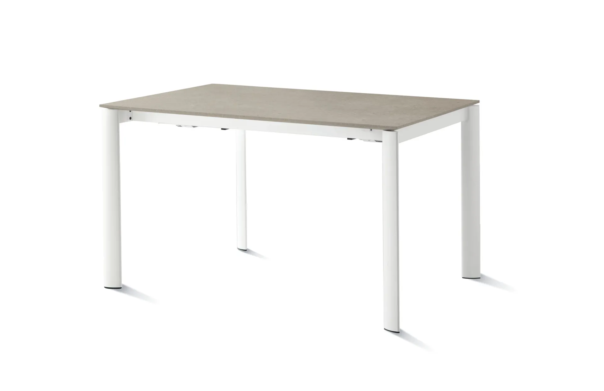 Tavolo Aiko Scavolini chiuso su fondo bianco, con struttura bianca e piano grigio