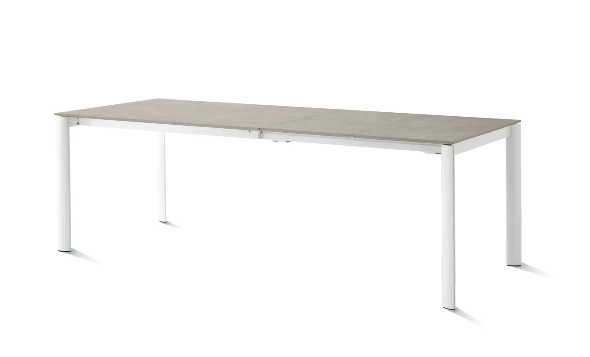 Tavolo Aiko Scavolini aperto su fondo bianco, con piano grigio allungato