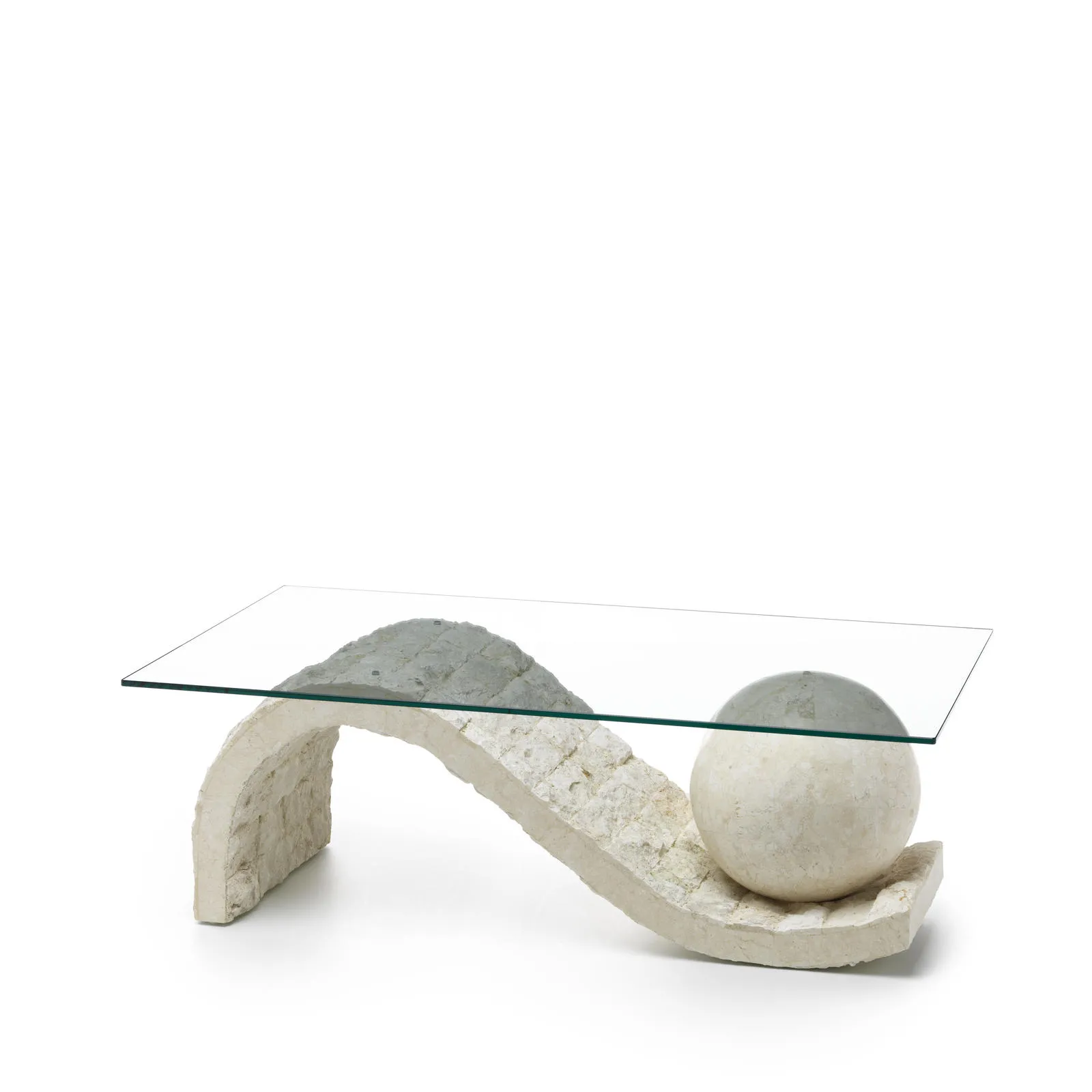 Tavolino Onda Stones in pietra fossile beige con sfera di pietra su fondo bianco