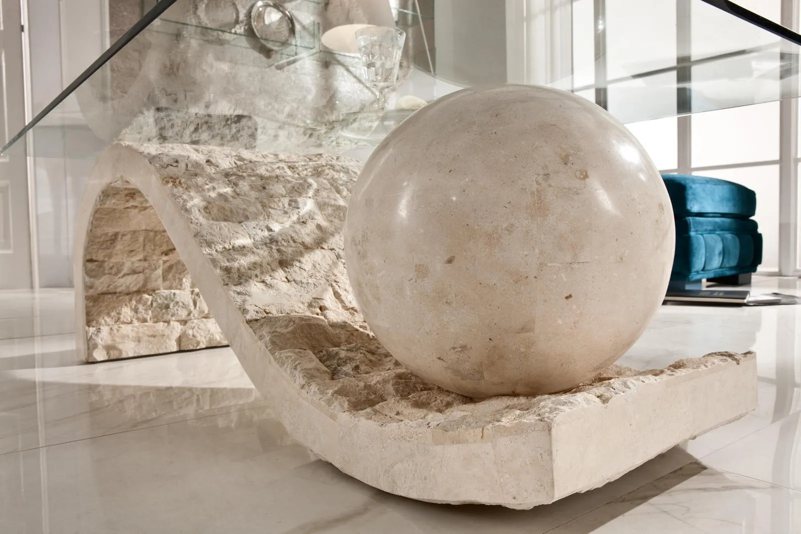 Dettaglio della base curva con sfera del tavolino Onda Stones