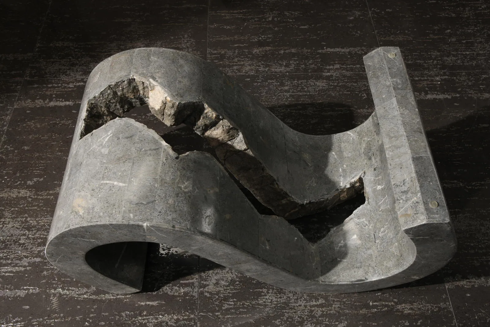 Base sinuosa in pietra Gray Stone del tavolino Flexus Stones senza vetro
