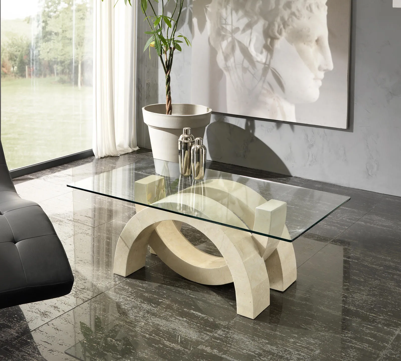 Tavolino Olimpia Stones beige con piano in vetro in un soggiorno luminoso