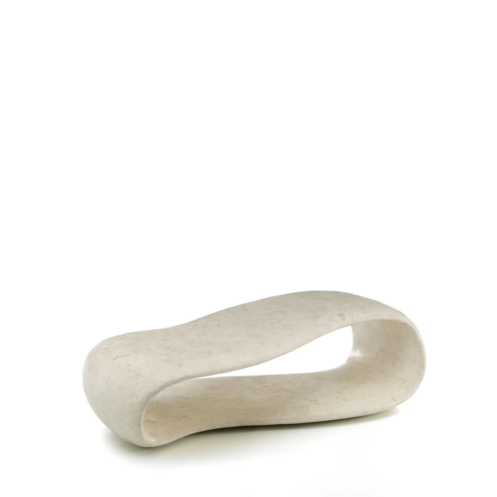 Tavolino Scarf Stones in pietra fossile beige a nastro ripiegato su fondo bianco