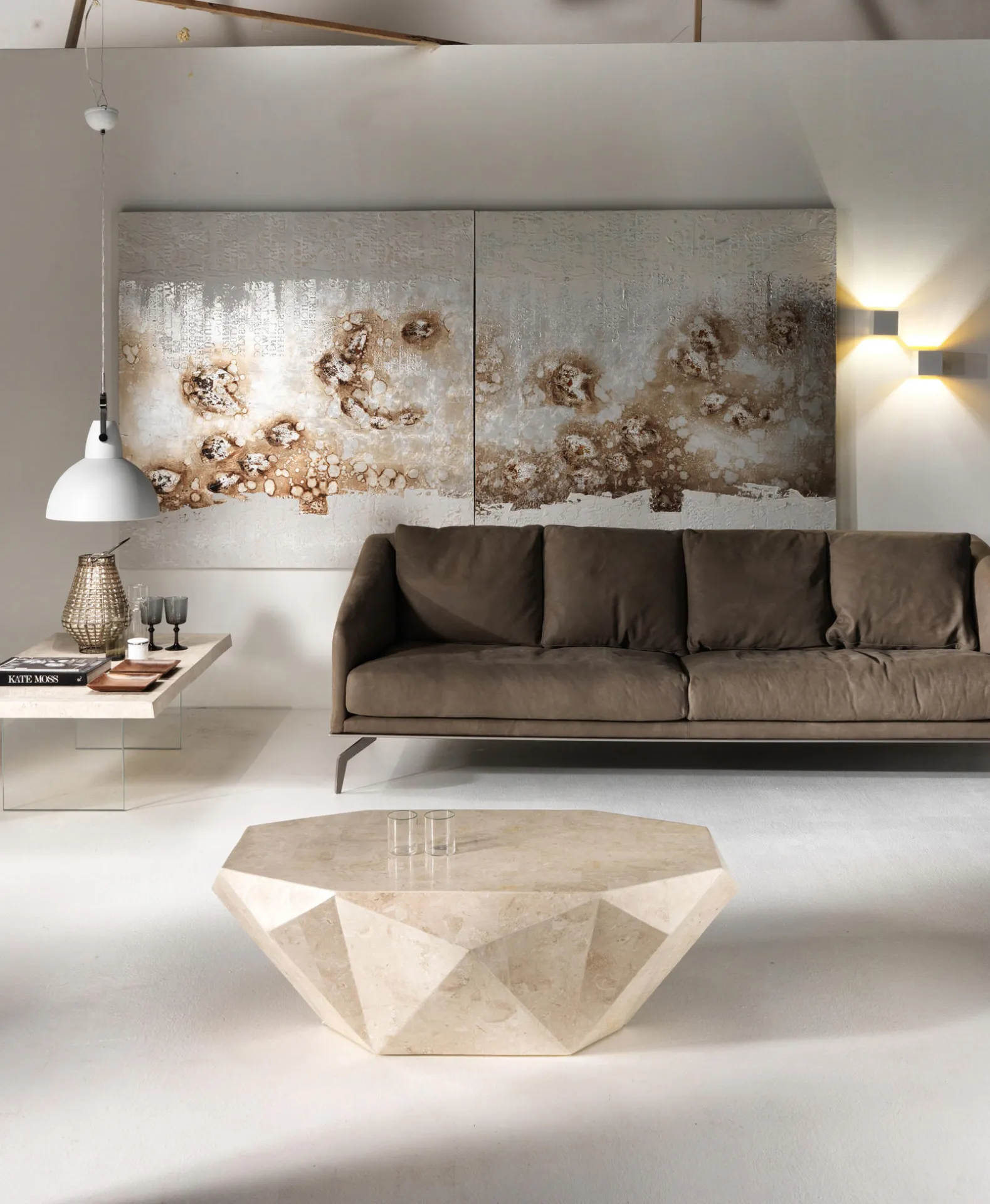 Tavolino Diamond Medium Stones beige davanti a un divano in un soggiorno