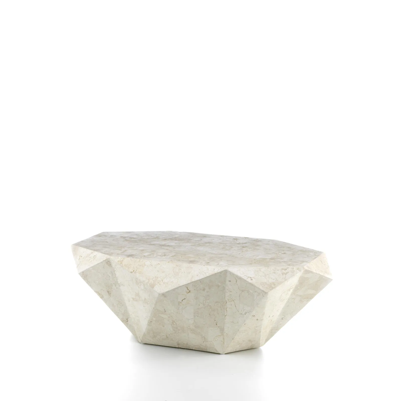 Tavolino sfaccettato Diamond Medium Stones in pietra beige su fondo bianco