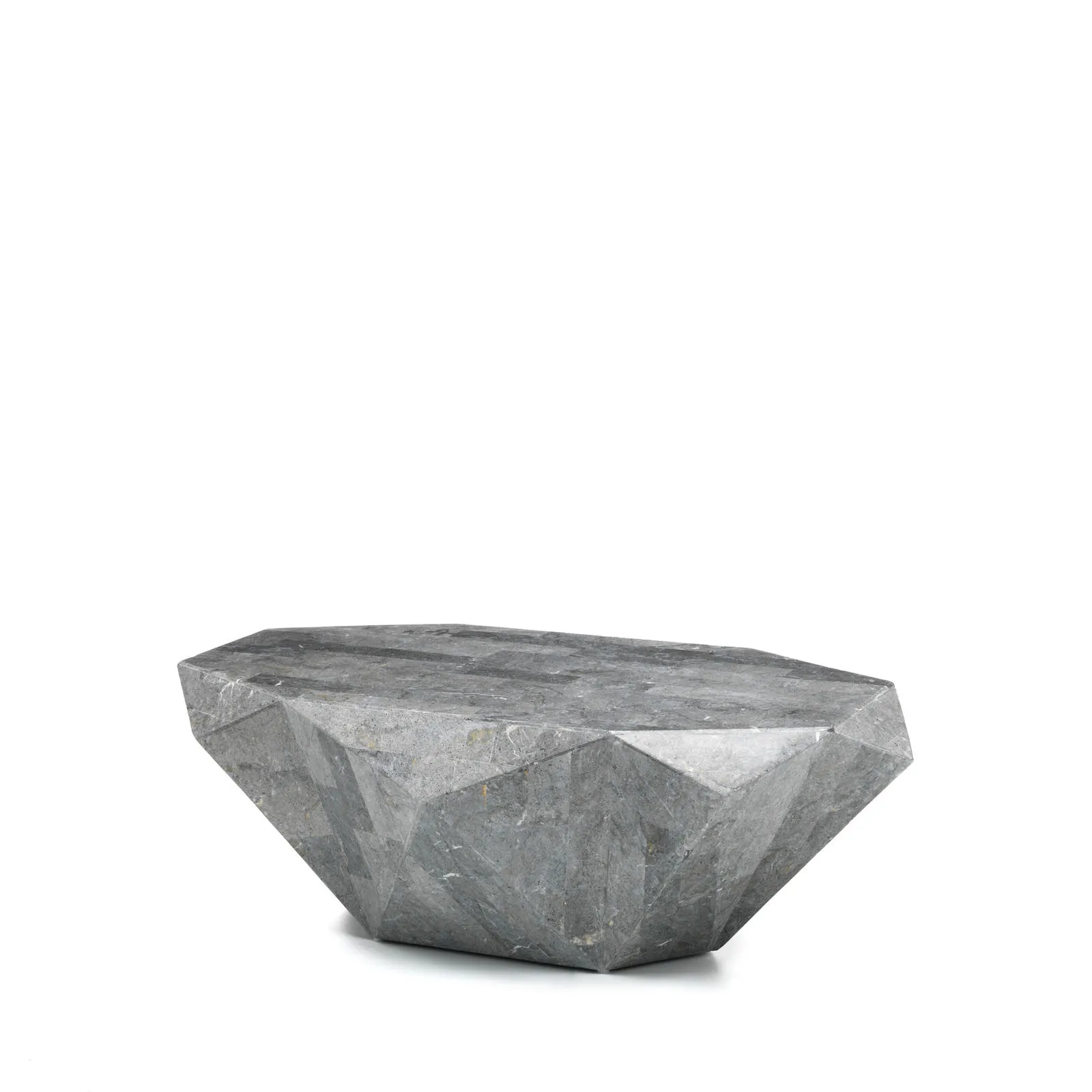 Tavolino Diamond Medium Stones in pietra fossile grigia su fondo bianco