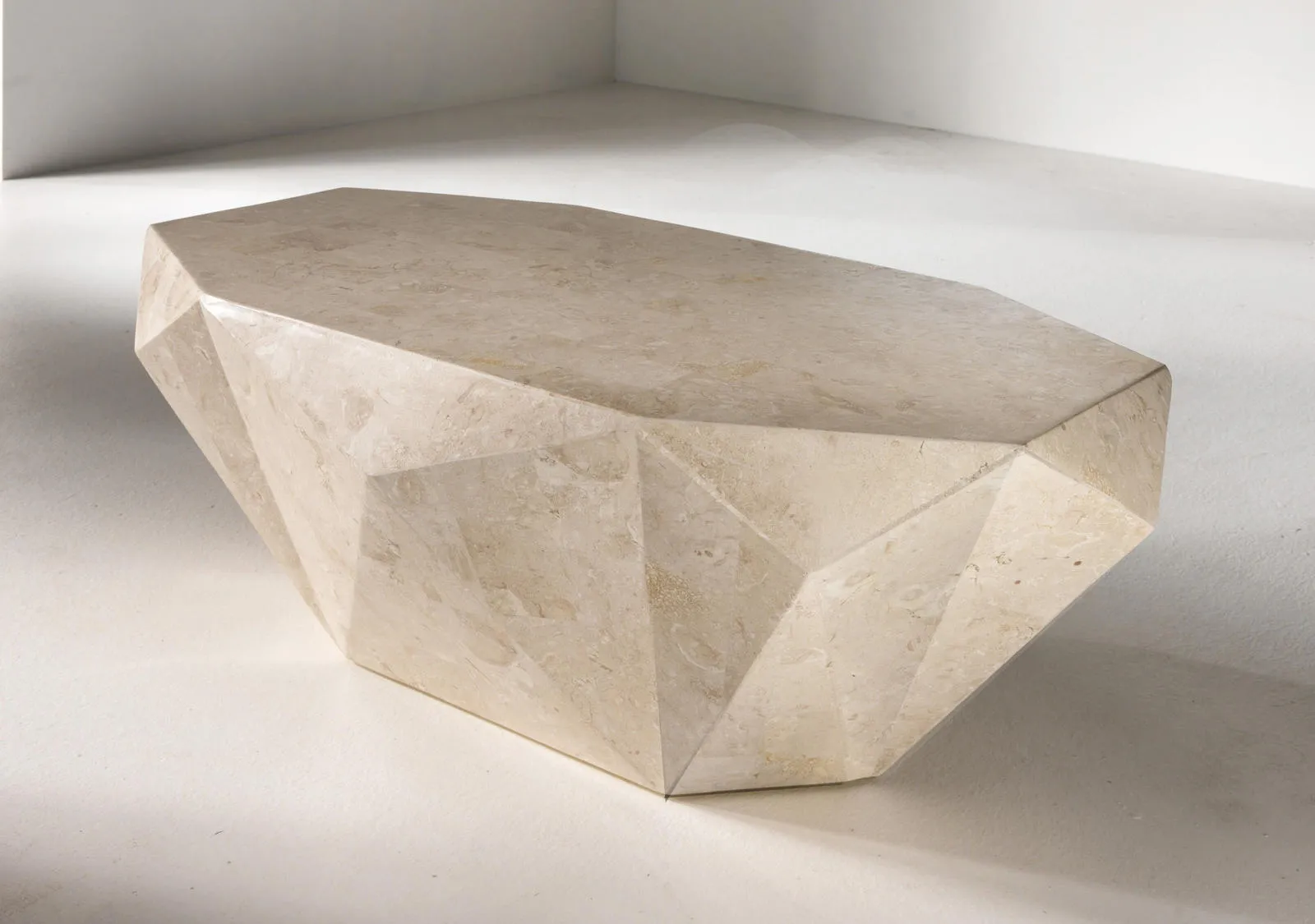 Tavolino Diamond Medium Stones beige visto dall'alto di tre quarti