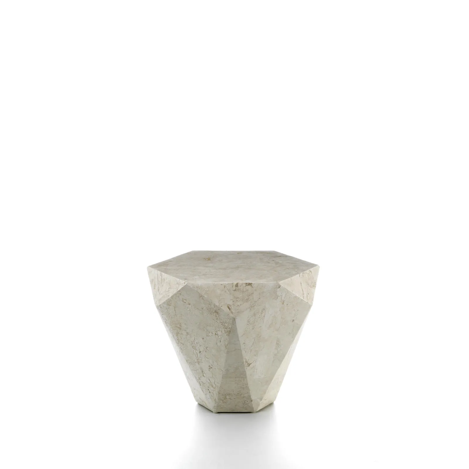 Tavolino Diamond Small Stones in pietra fossile beige su fondo bianco