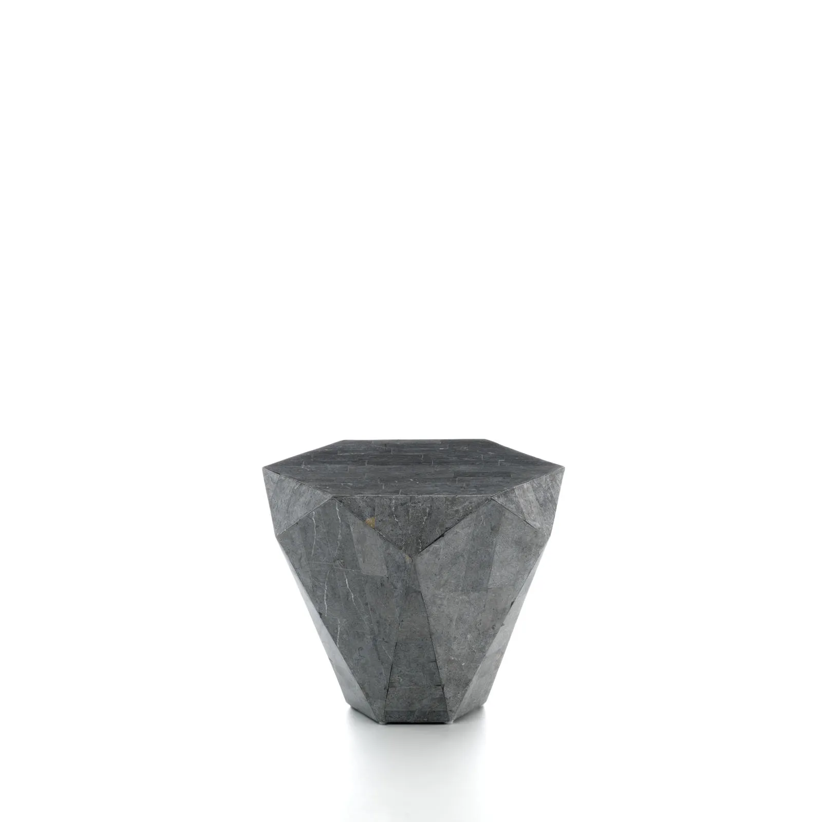 Tavolino Diamond Small Stones in pietra grigia su fondo bianco