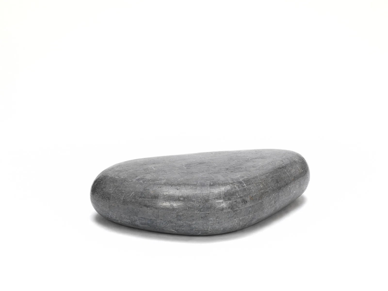 Tavolino Sasso Big Stones grigio a forma di ciottolo su fondo bianco