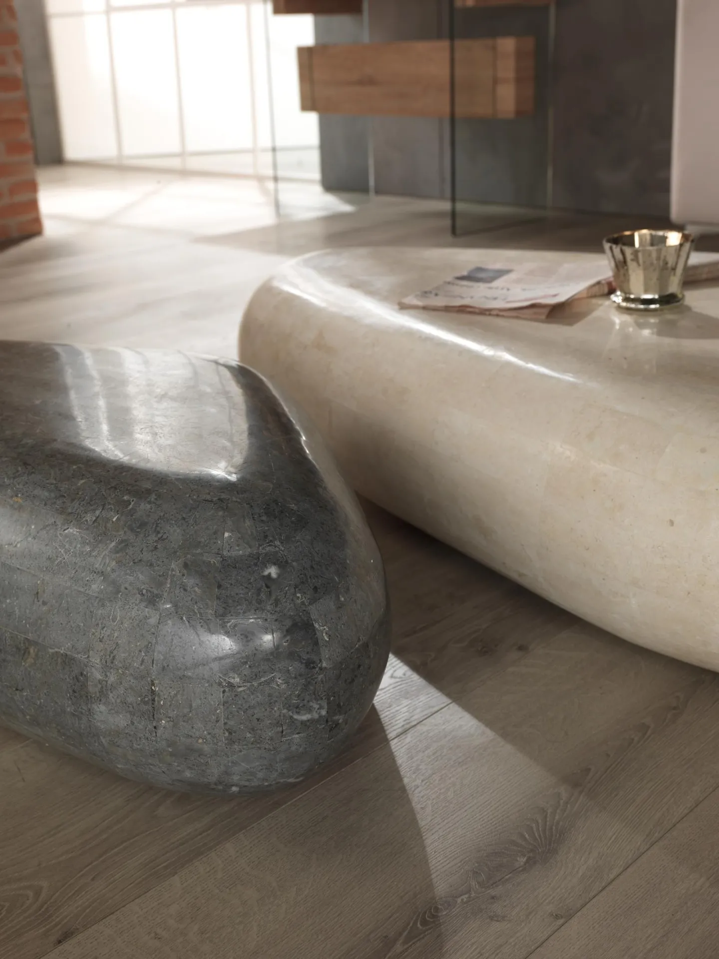 Tavolini Sasso Stones beige e grigio accostati, vista ravvicinata