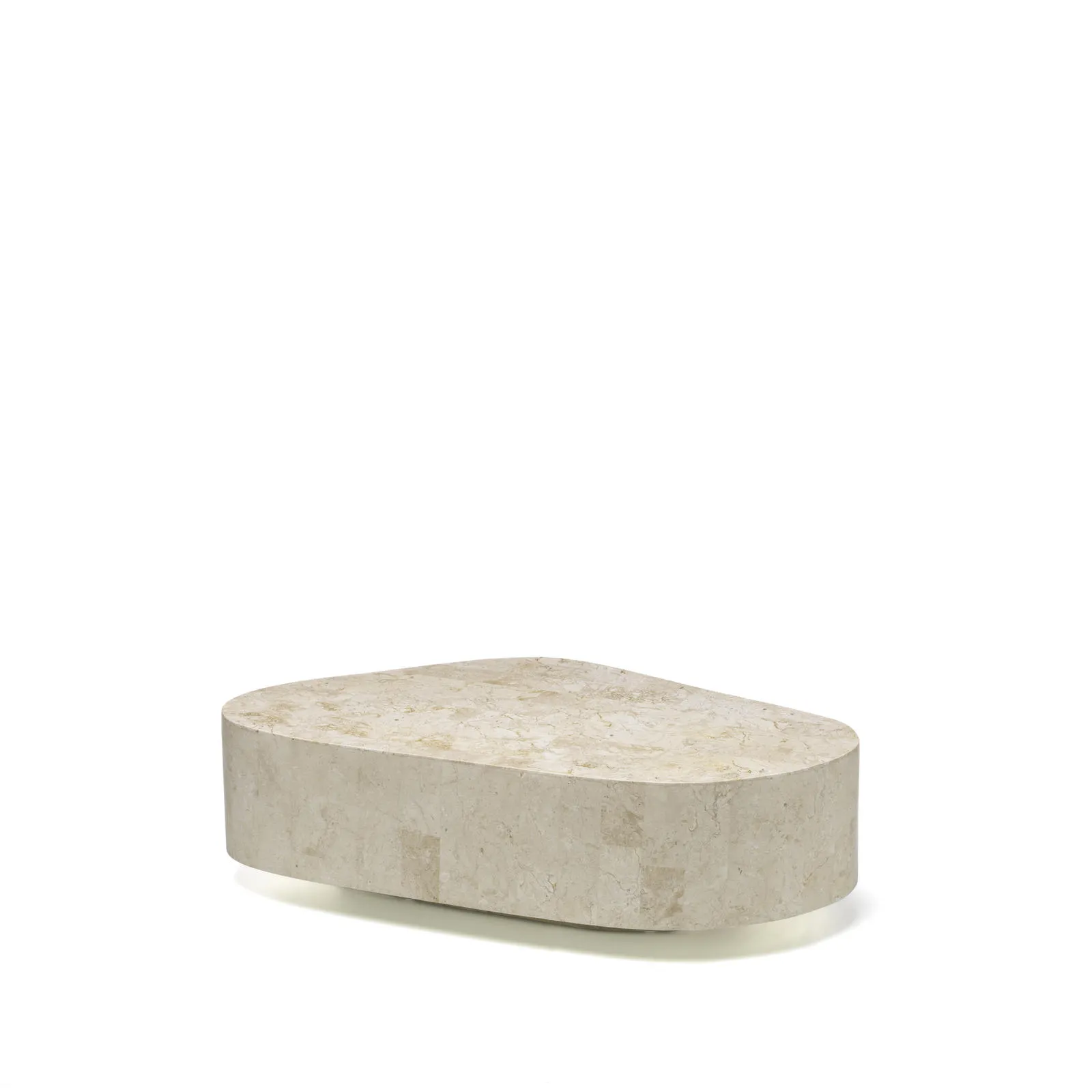 Tavolino Trapezio Stones in pietra fossile beige su fondo bianco