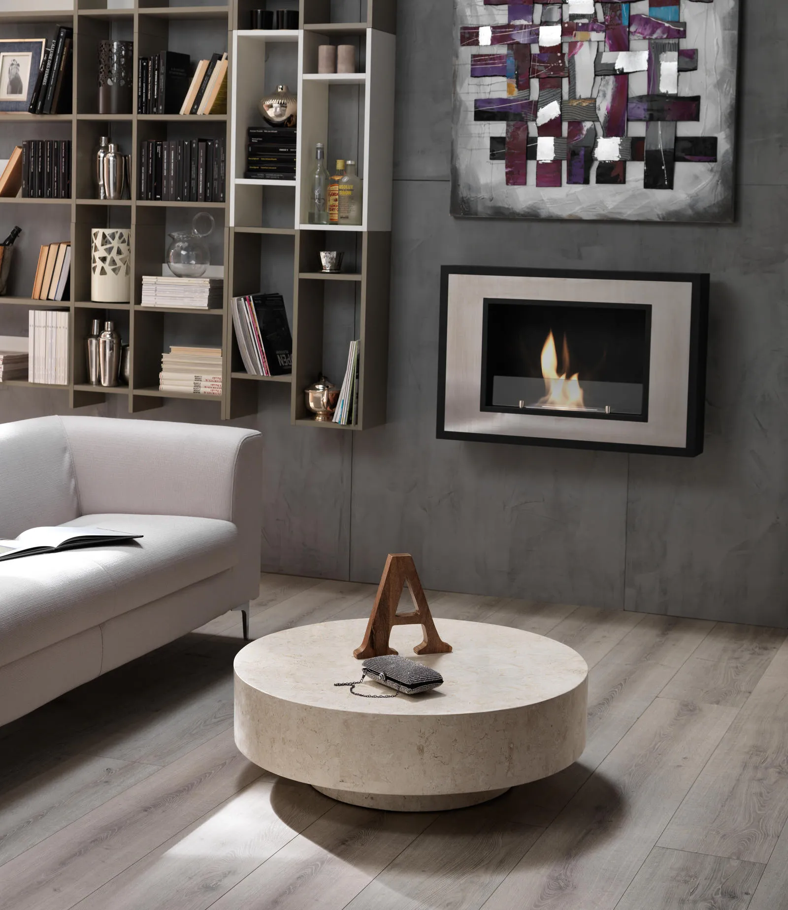 Tavolino rotondo Round 1 Stones beige davanti a una libreria con camino