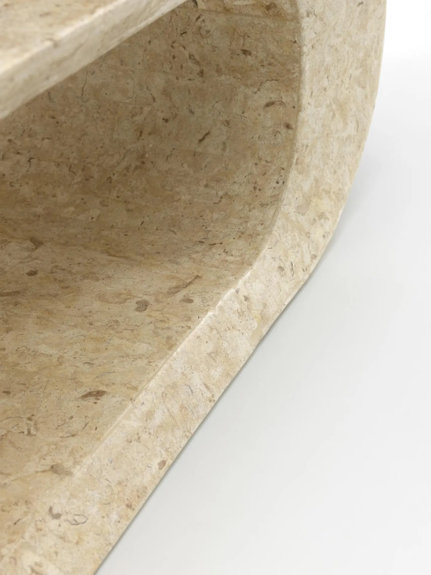 Dettaglio della curva in tessere di pietra del tavolino Sandu Stones
