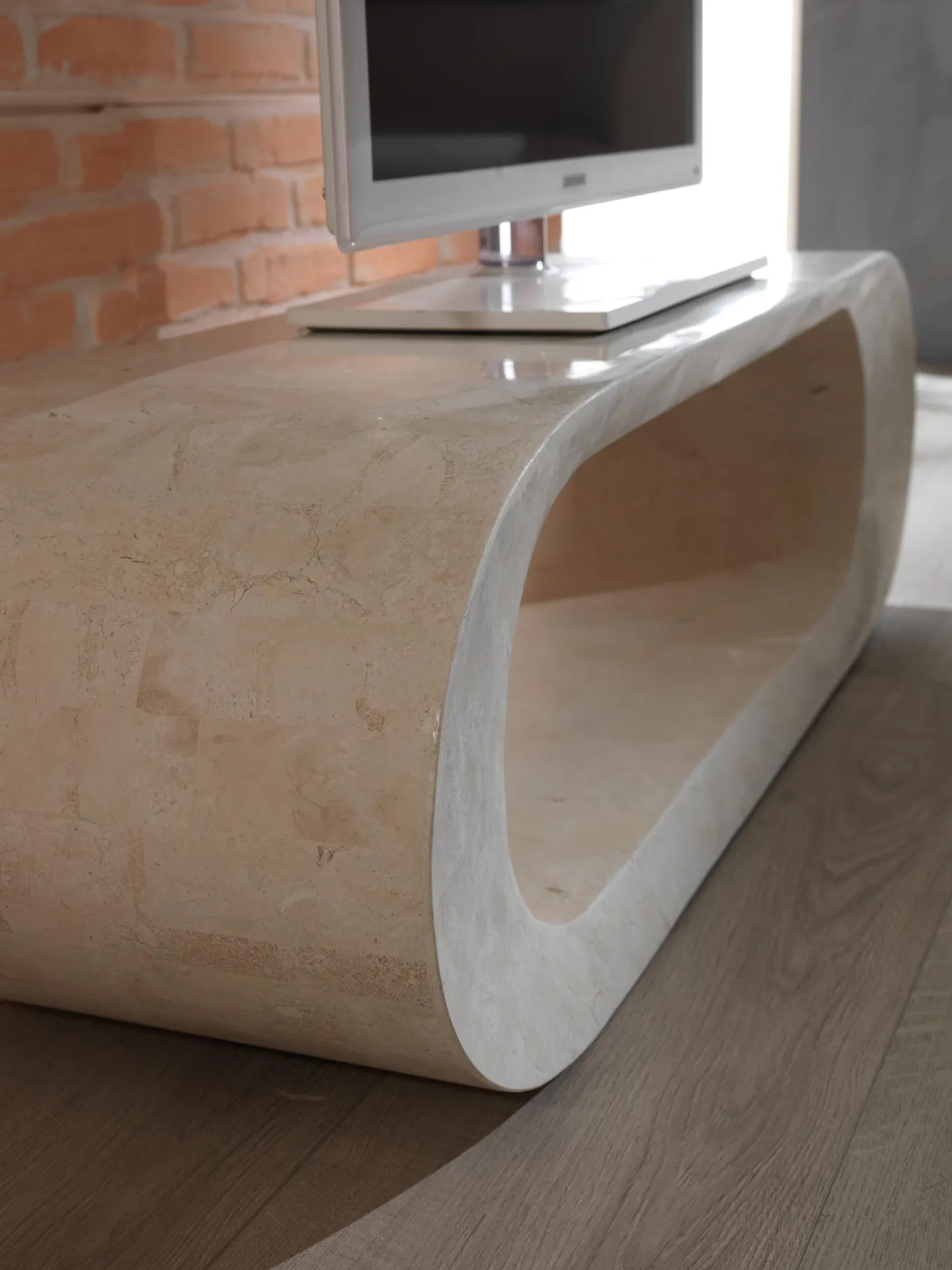 Tavolino Sandu Stones con televisore, visto di lato