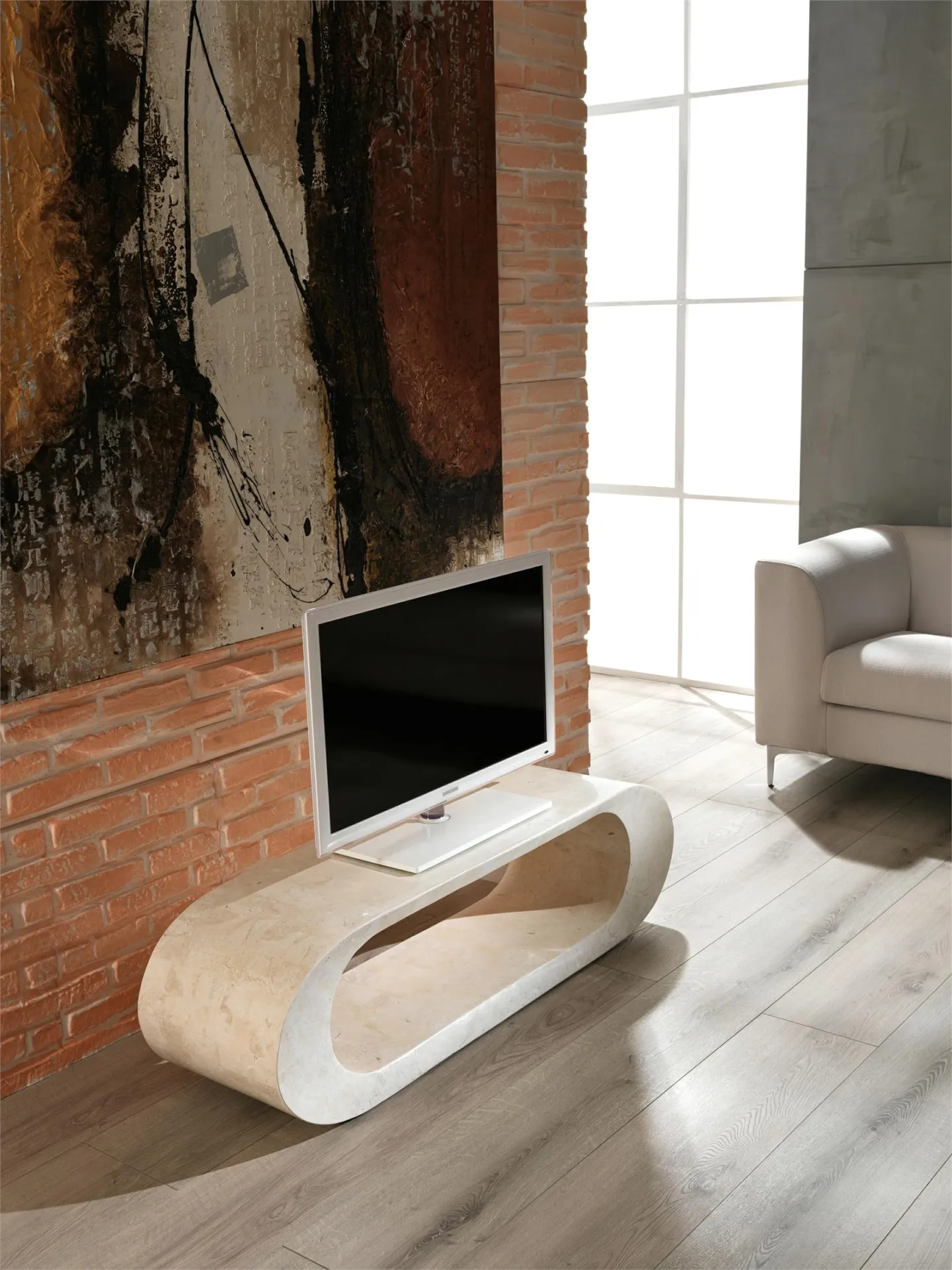 Porta TV Tito Stones in pietra beige sotto un televisore in un soggiorno