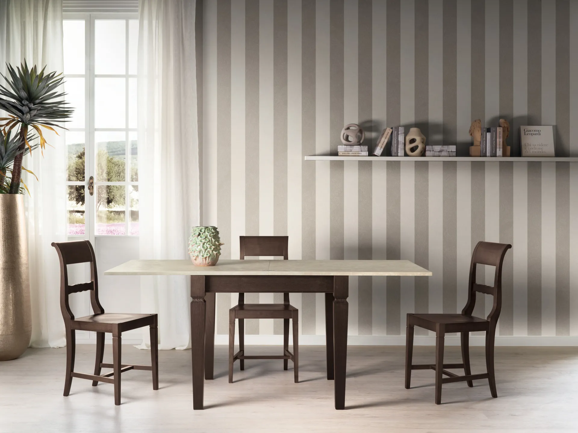 Tavolo Belvedere Scavolini con struttura in legno scuro, piano chiaro e sedie in legno davanti a una parete a righe