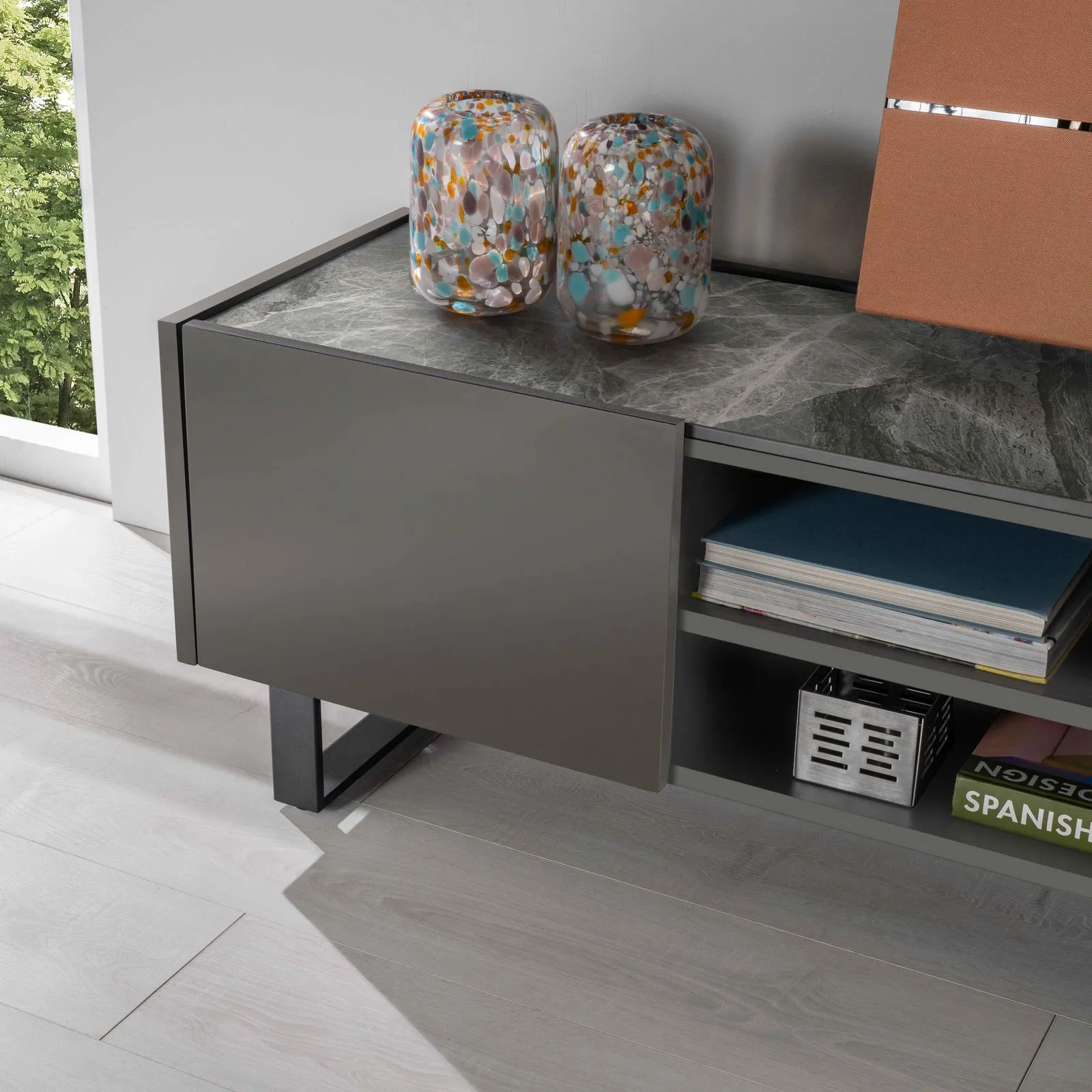 Dettaglio del vano a giorno e del top in ceramica del mobile TV Pegaso Stones