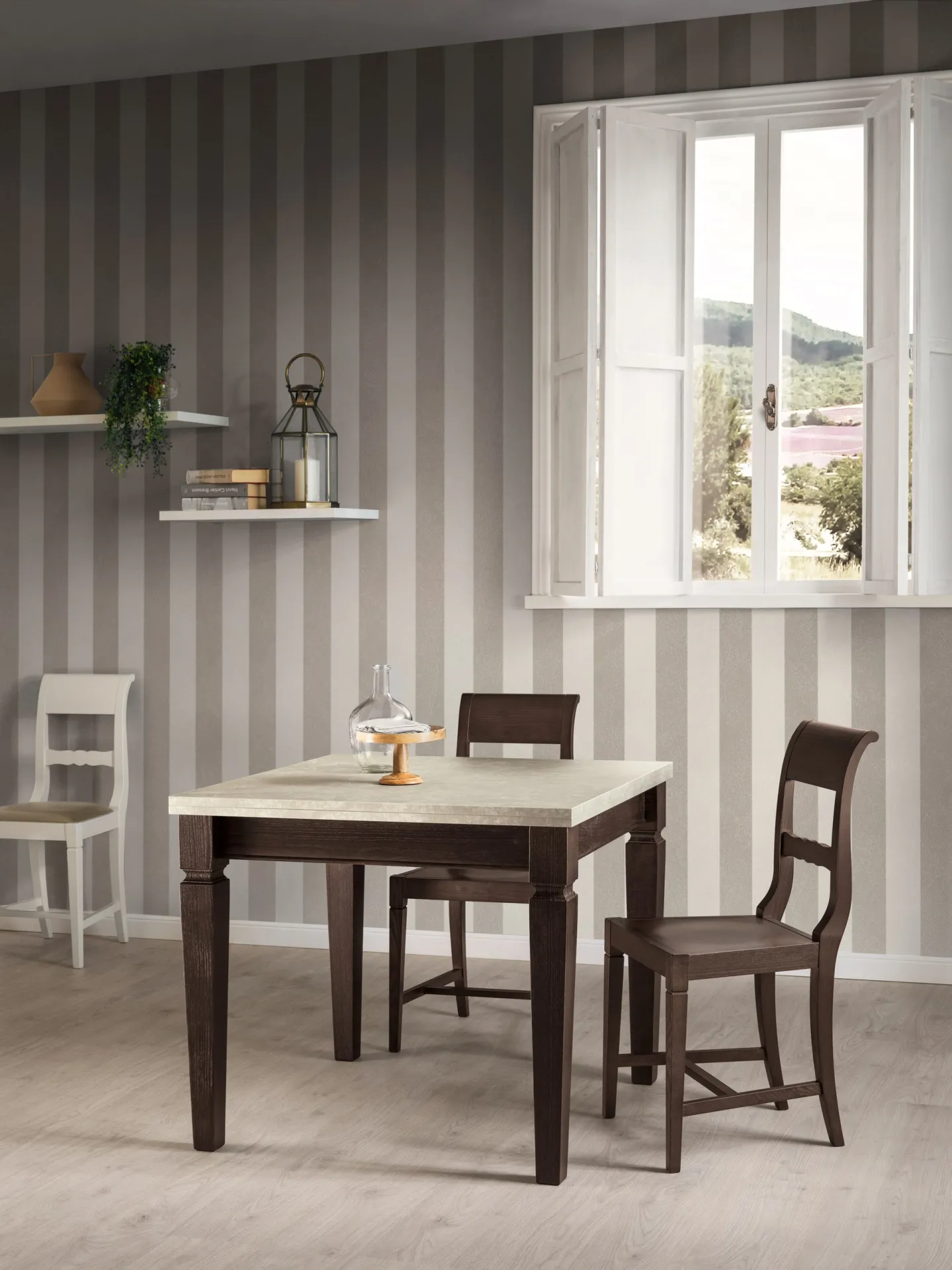 Tavolo Belvedere Scavolini quadrato in legno scuro con due sedie e una credenza bianca sullo sfondo