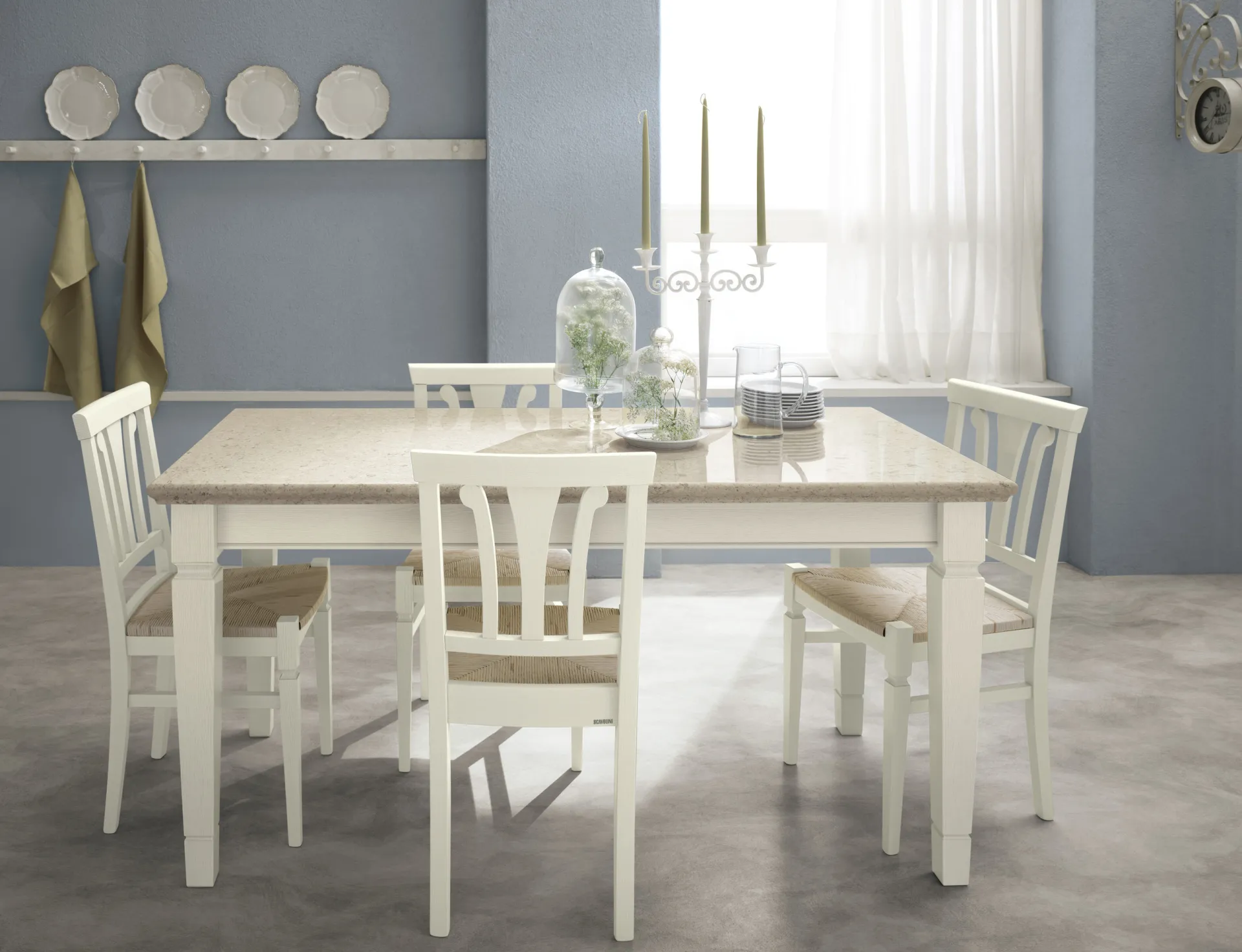 Tavolo Corinne Scavolini laccato bianco con piano chiaro e sedie in legno bianche in una cucina classica
