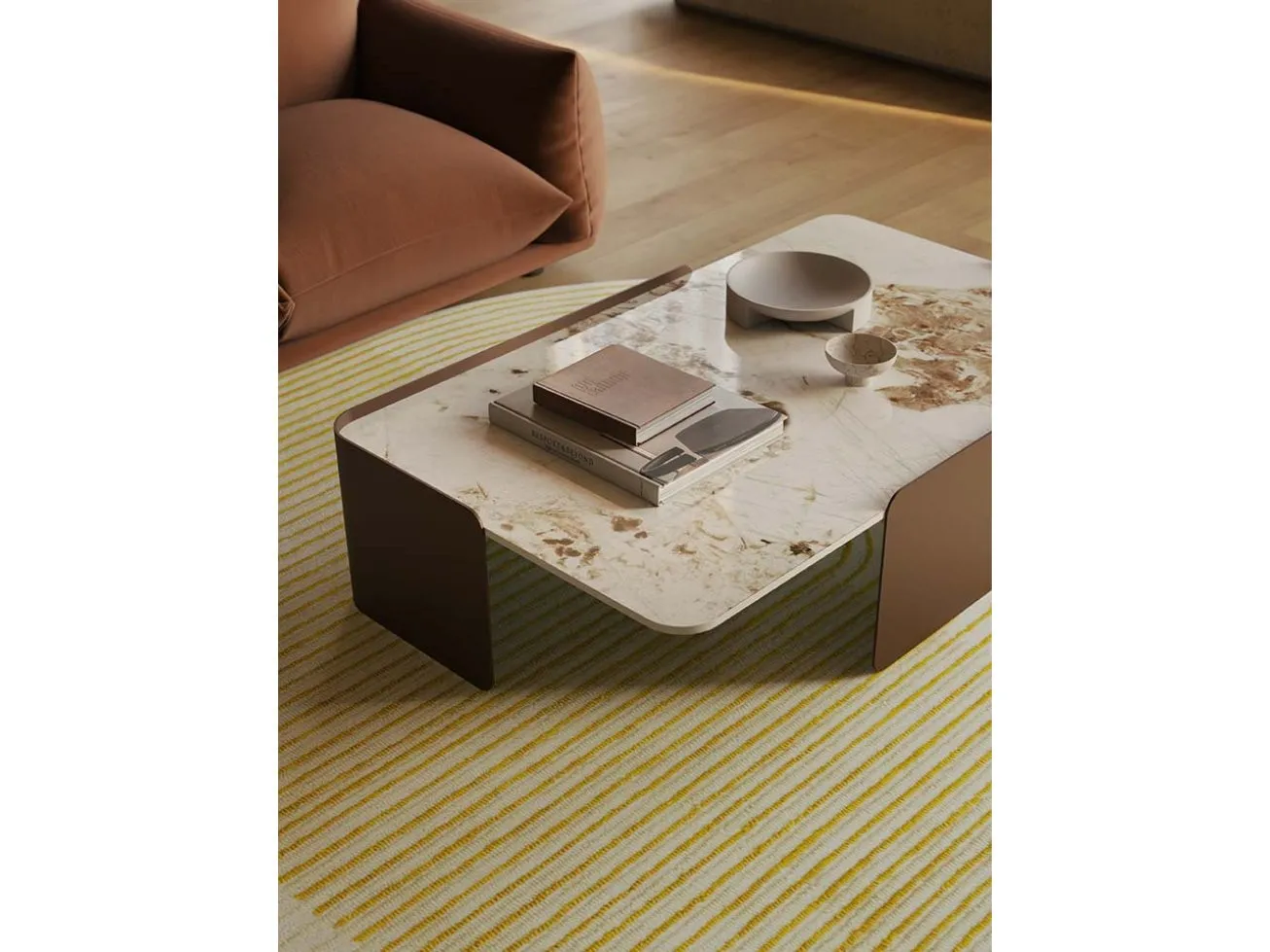 Tavolino Deck Target Point con piano effetto marmo visto dall'alto su un tappeto a righe