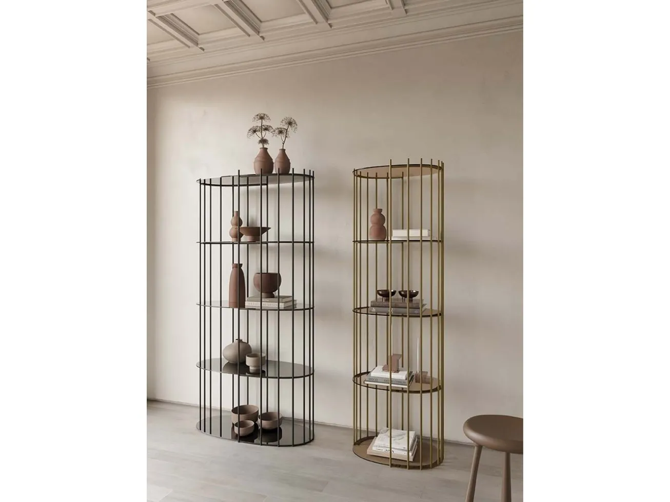 Due librerie Levity Target Point, nera e bronzo, con ripiani in vetro e oggetti decorativi