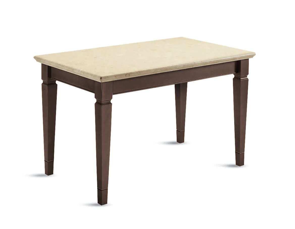 Tavolo Corinne Scavolini su fondo bianco, con gambe rastremate in legno scuro e piano crema