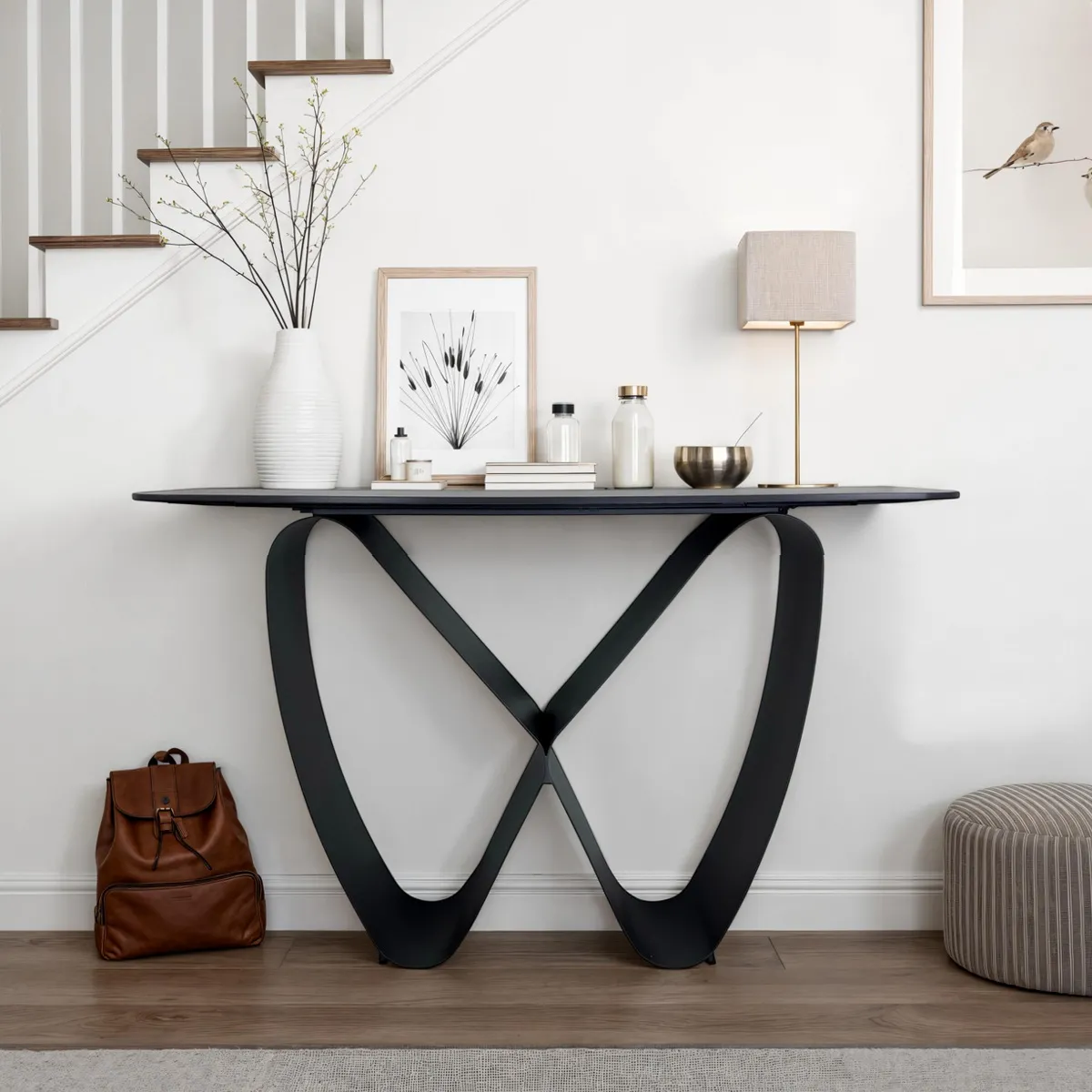 Consolle Infinity Tomasucci con piano in ceramica marmo nero in un ingresso
