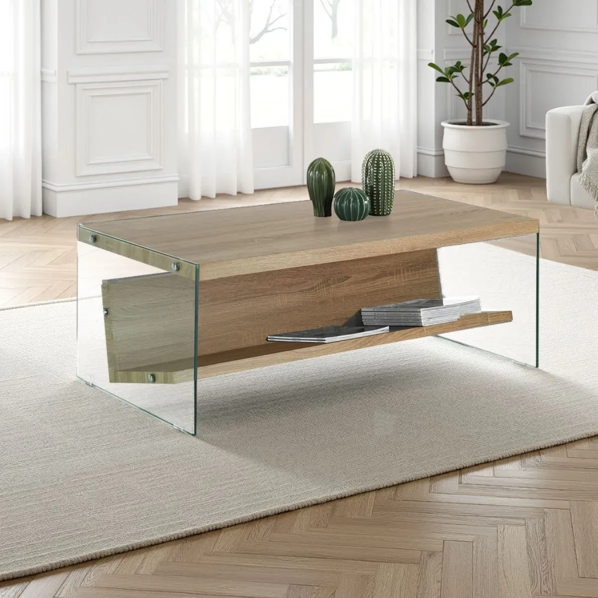 Tavolino Nancy Wood Tomasucci in vetro e rovere davanti a un divano