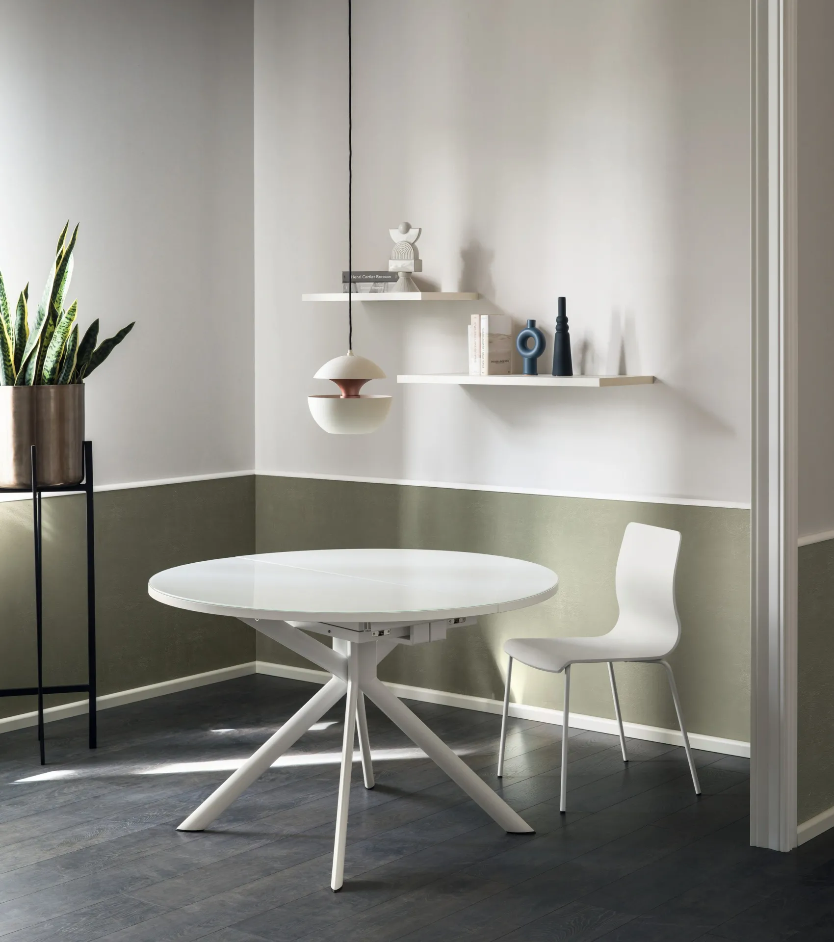 Tavolo Hover Scavolini rotondo bianco con piano in vetro lucido in un angolo pranzo