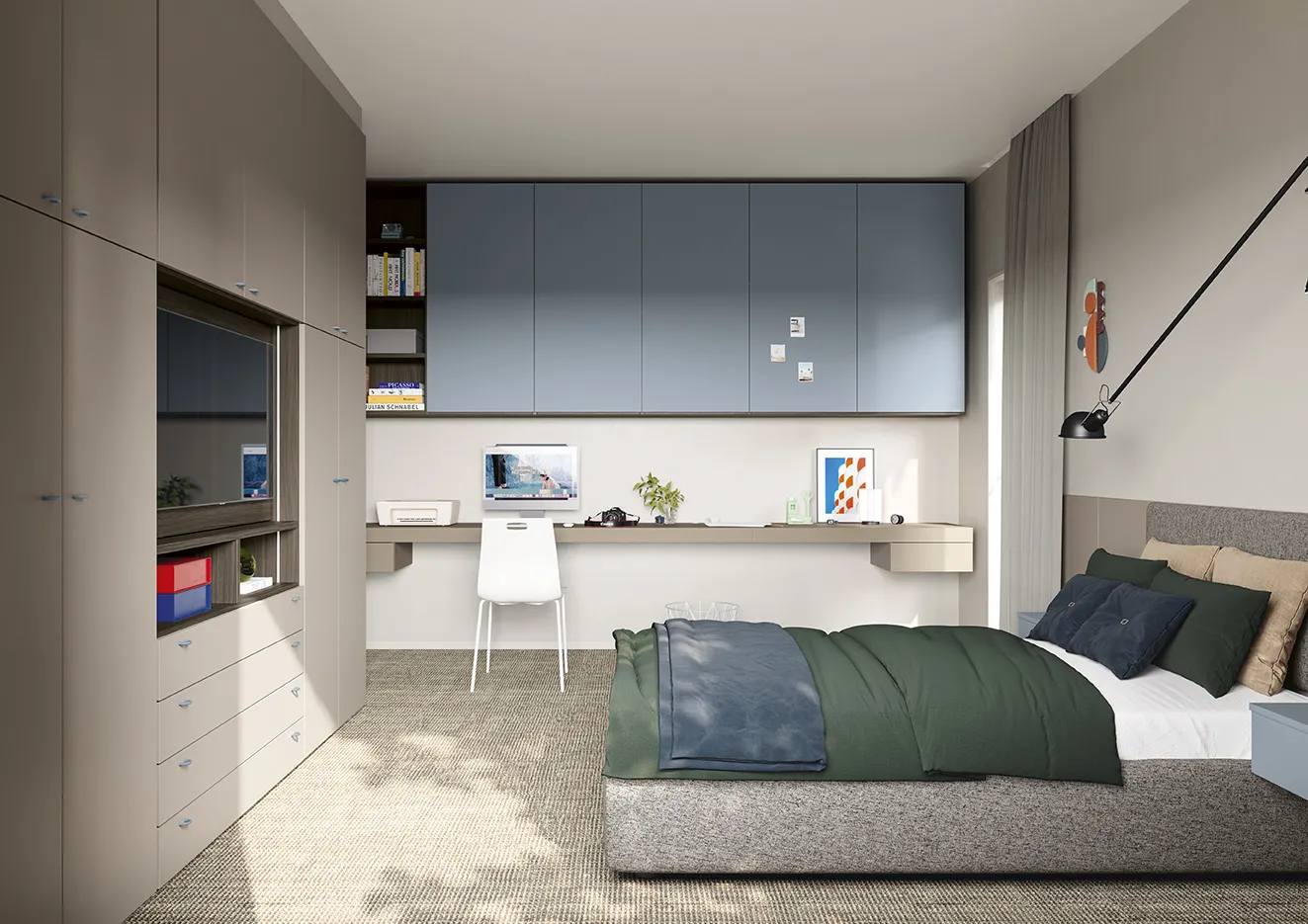 Zona studio Golf Young's Space Colombini con piano scrivania lungo, pensili azzurri e armadio tortora con vano tv