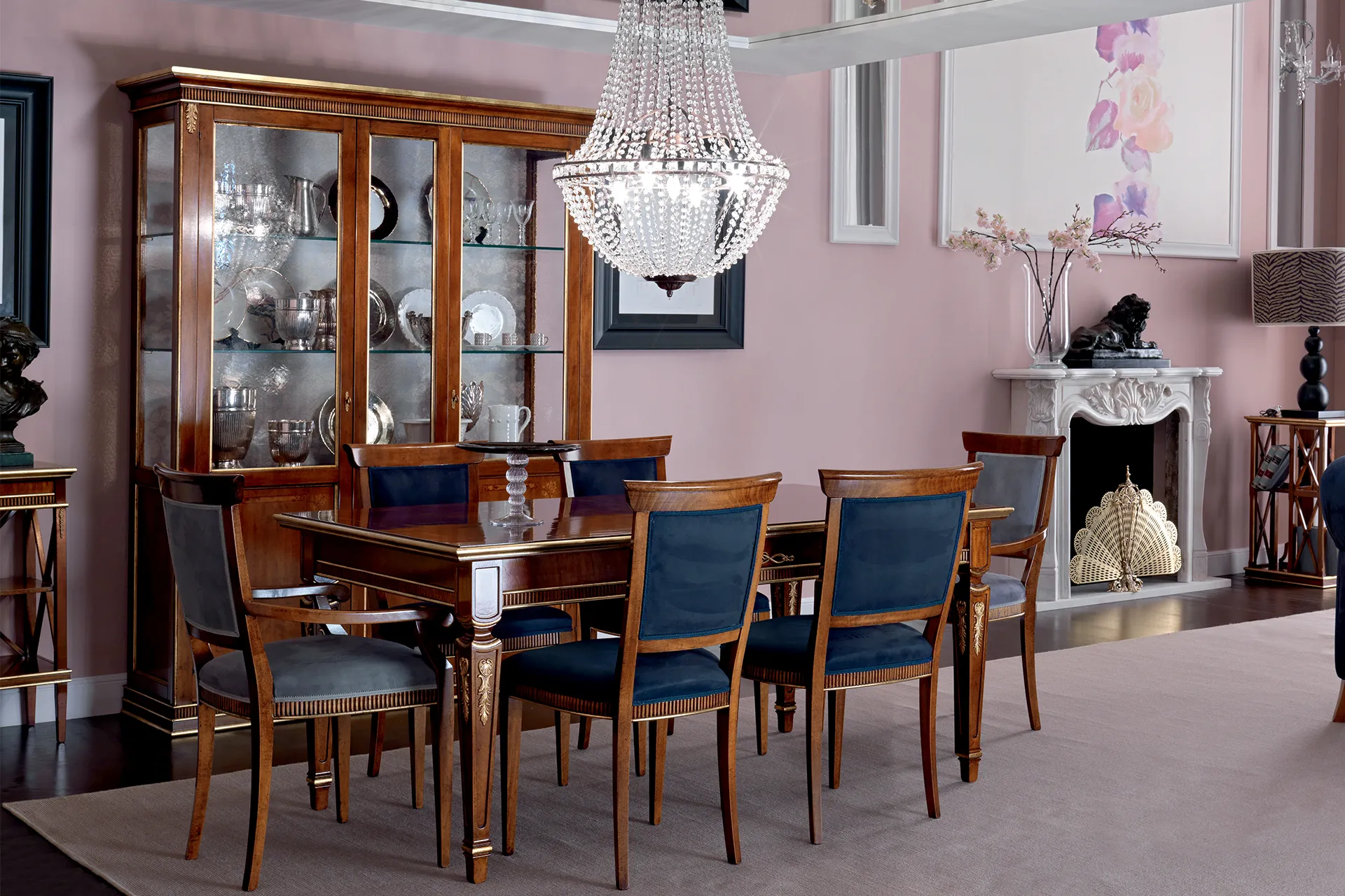 Vetrina Tosato 16.72 Gold in noce oro in una sala rosa con lampadario di cristallo e sedie blu