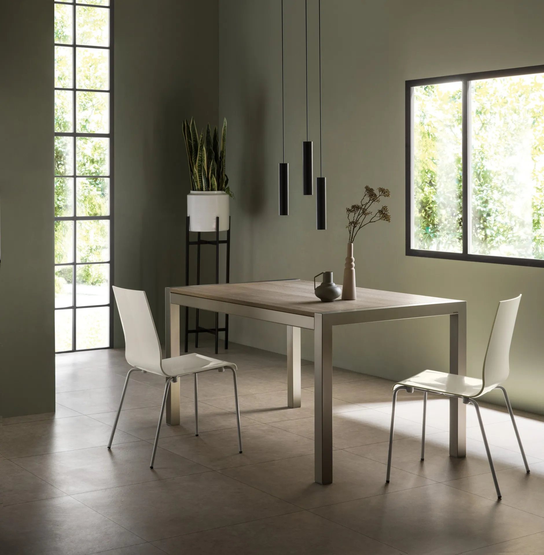 Tavolo Quadrifoglio Scavolini tortora con piano effetto rovere e due sedie bianche