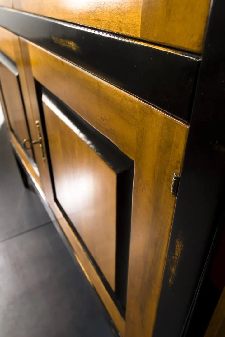 Anta in legno miele con cornice nera della vetrina Tosato 16.26