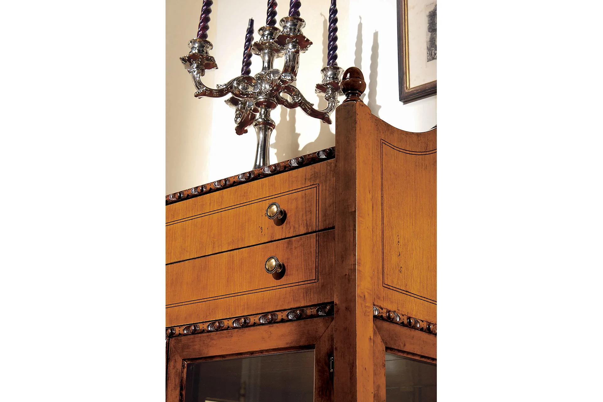 Cassetti con pomoli in ottone e candelabro sulla vetrina Tosato 14.20