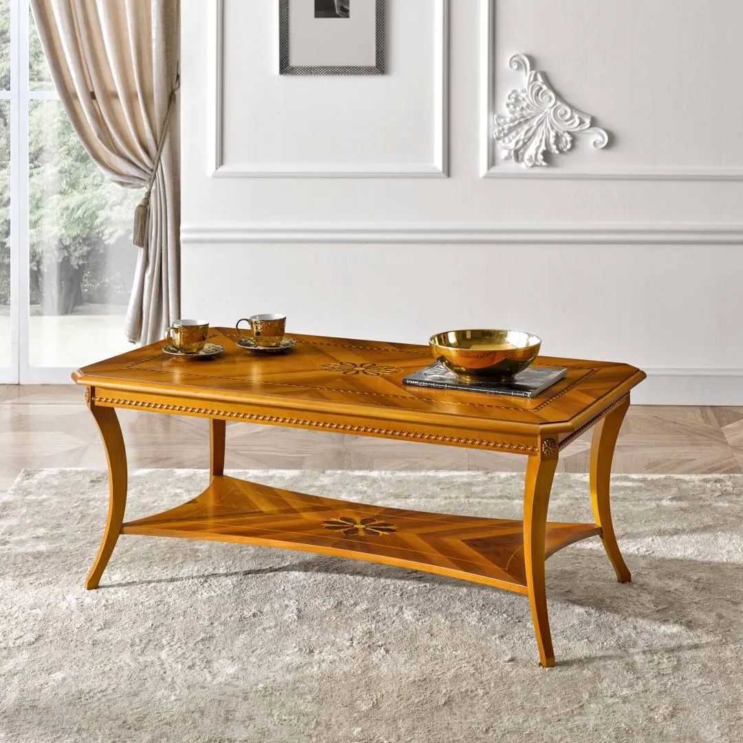 Tavolino rettangolare intarsiato Tosato 11.81 color miele in un salotto bianco con boiserie