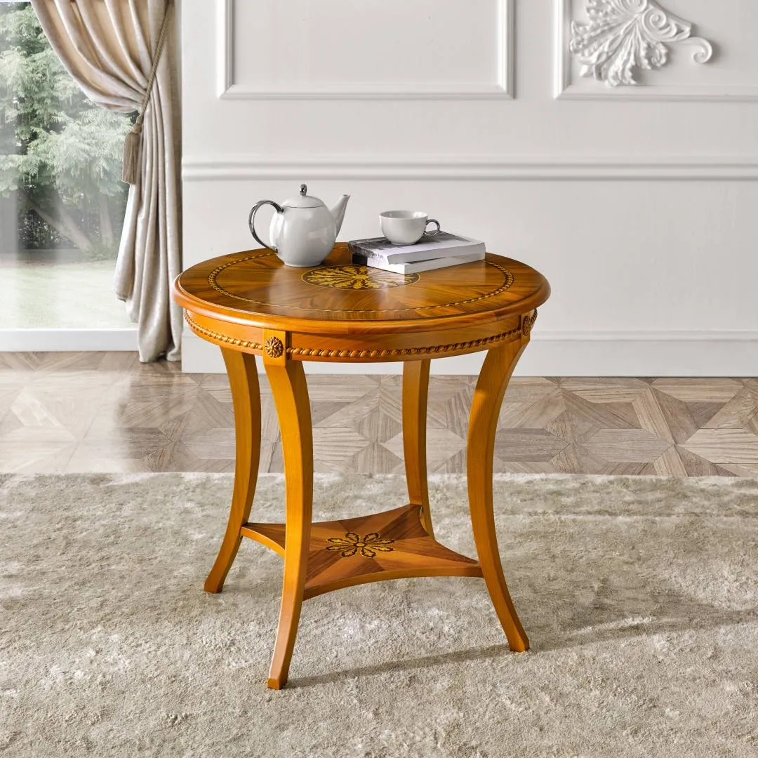 Tavolino rotondo intarsiato Tosato 11.80 color miele su tappeto chiaro, con boiserie bianca
