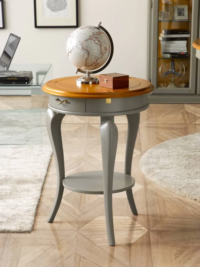 Tavolino rotondo grigio Tosato 11.52 con mappamondo, in un soggiorno con pavimento in marmo